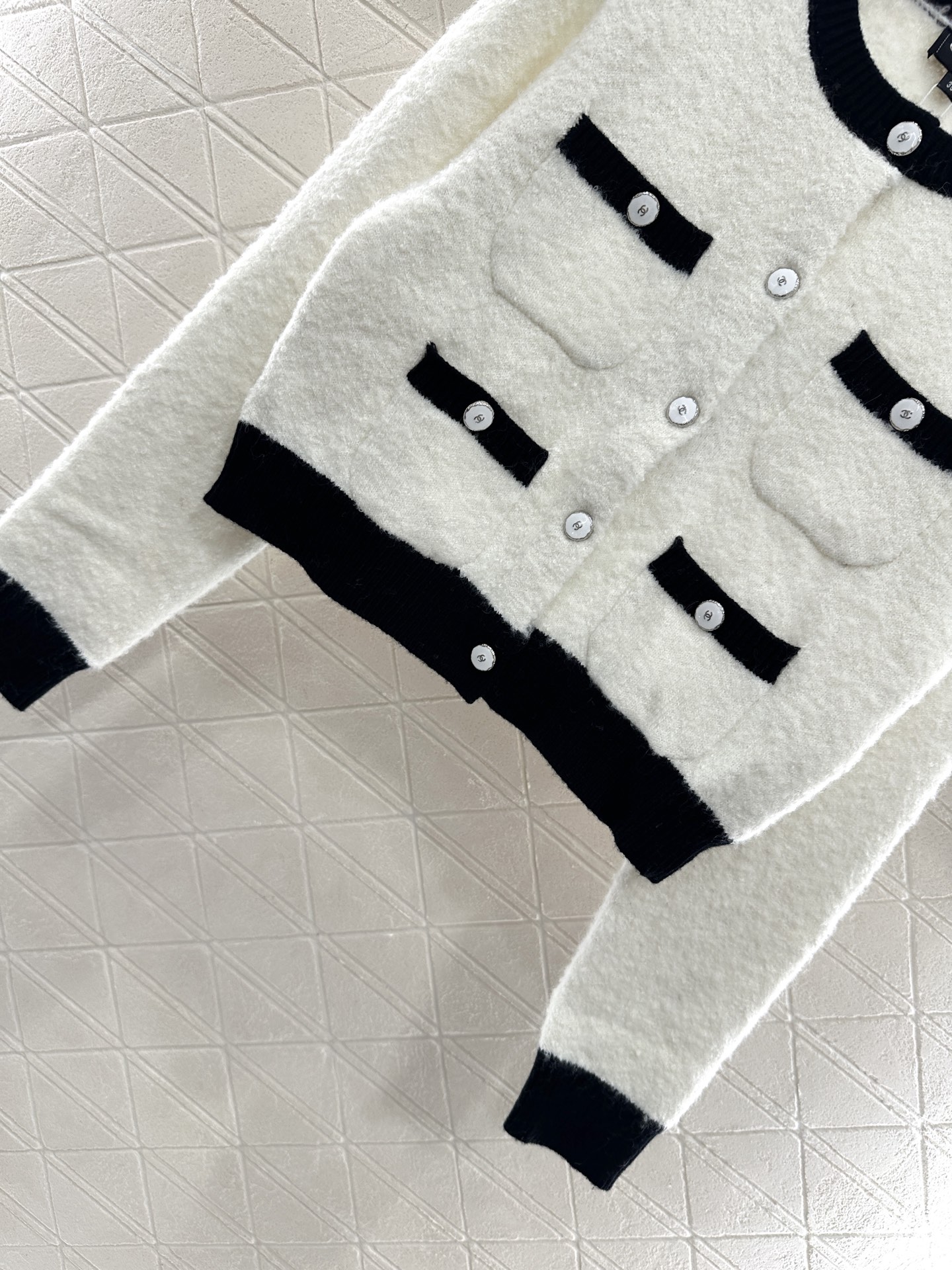 ♥Chane*♥2025新品上架 黑白撞色口袋针织开衫定制YB羊毛纱线织造，质感光泽，柔软亲肤，圆领针织