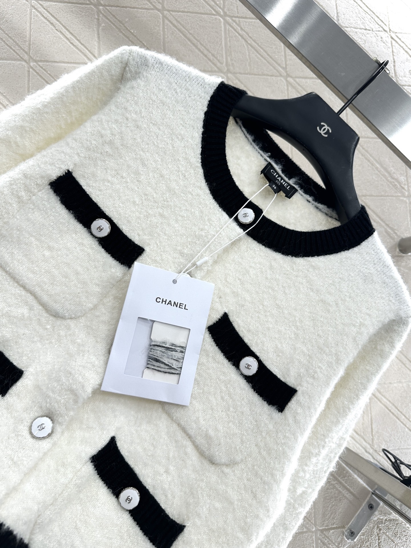 ♥Chane*♥2025新品上架 黑白撞色口袋针织开衫定制YB羊毛纱线织造，质感光泽，柔软亲肤，圆领针织