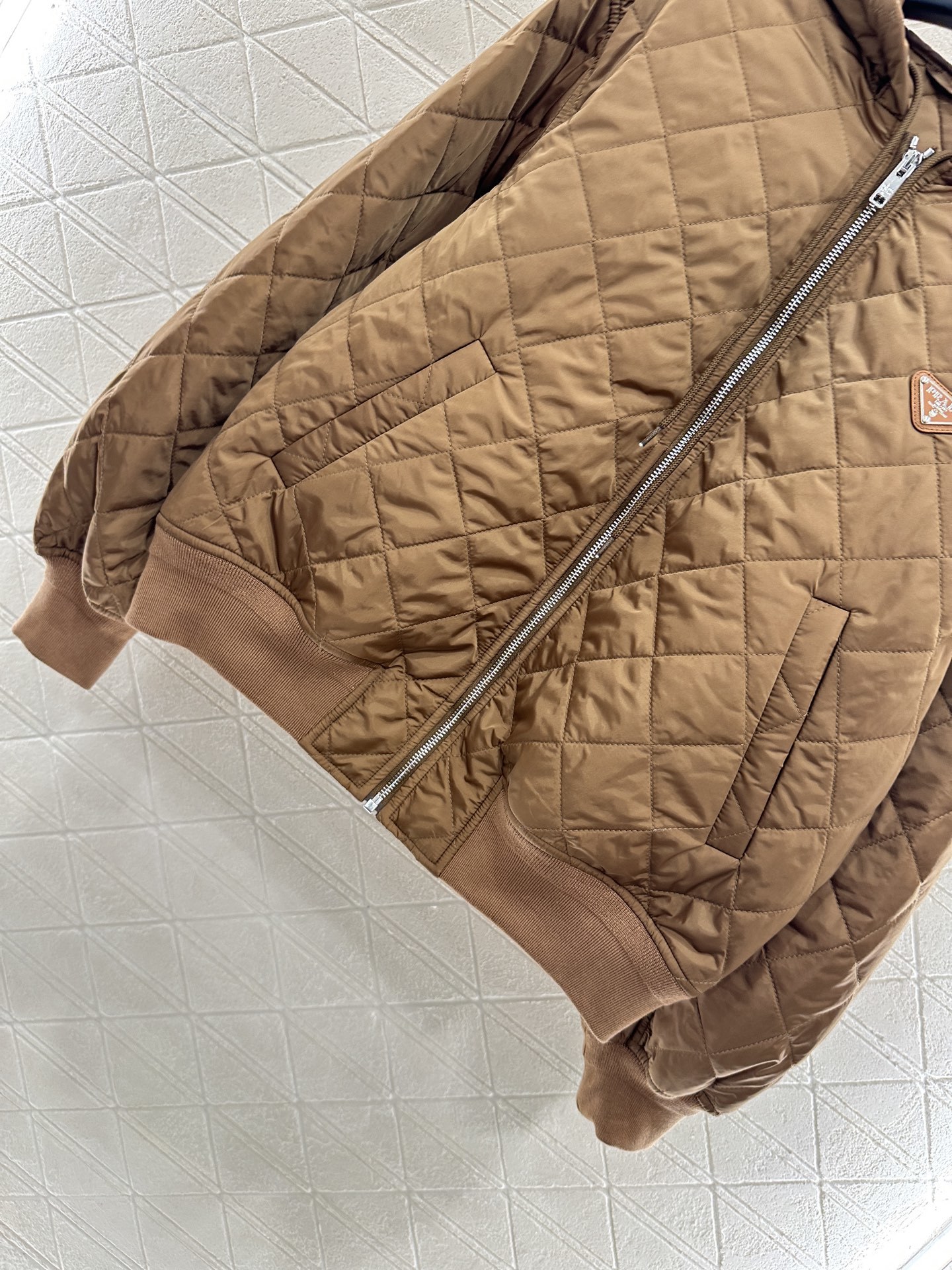 ♥Prad*♥2025新品上架 菱格连帽羽绒棉服定制YB进口防风防水尼龙材质,其工艺还原,升级材质,提升