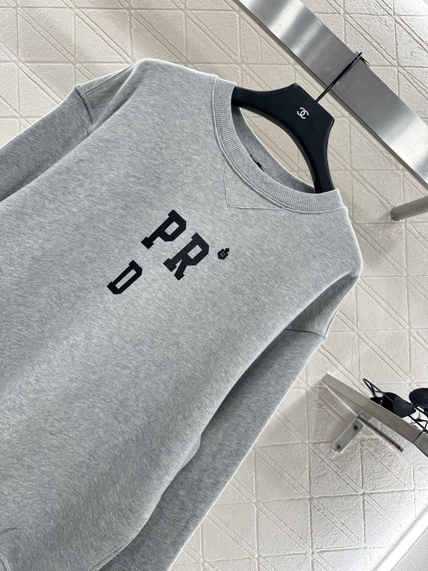 ♥Prad*♥2025新品上架 圆领字母撞色卫衣定制YB原生全棉材质，舒适软糯，穿搭洋气，落肩套头廓形卫