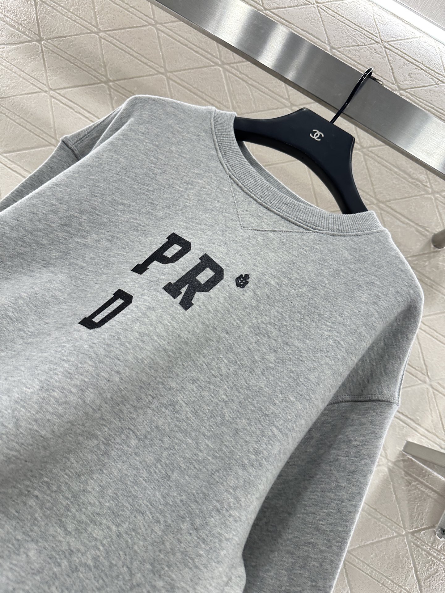 ♥Prad*♥2025新品上架 圆领字母撞色卫衣定制YB原生全棉材质，舒适软糯，穿搭洋气，落肩套头廓形卫