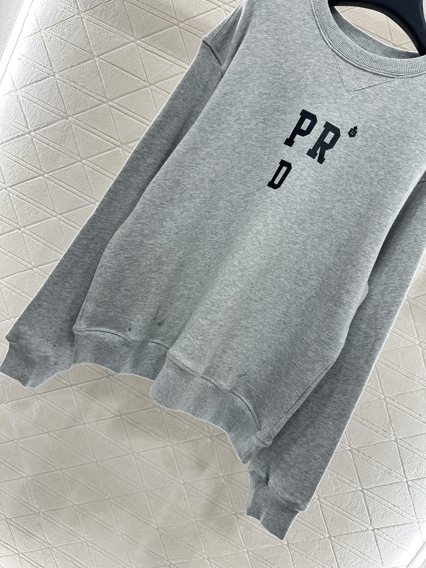 ♥Prad*♥2025新品上架 圆领字母撞色卫衣定制YB原生全棉材质，舒适软糯，穿搭洋气，落肩套头廓形卫