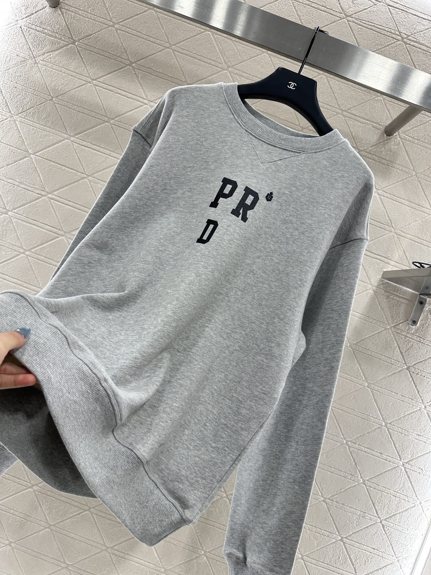 ♥Prad*♥2025新品上架 圆领字母撞色卫衣定制YB原生全棉材质，舒适软糯，穿搭洋气，落肩套头廓形卫