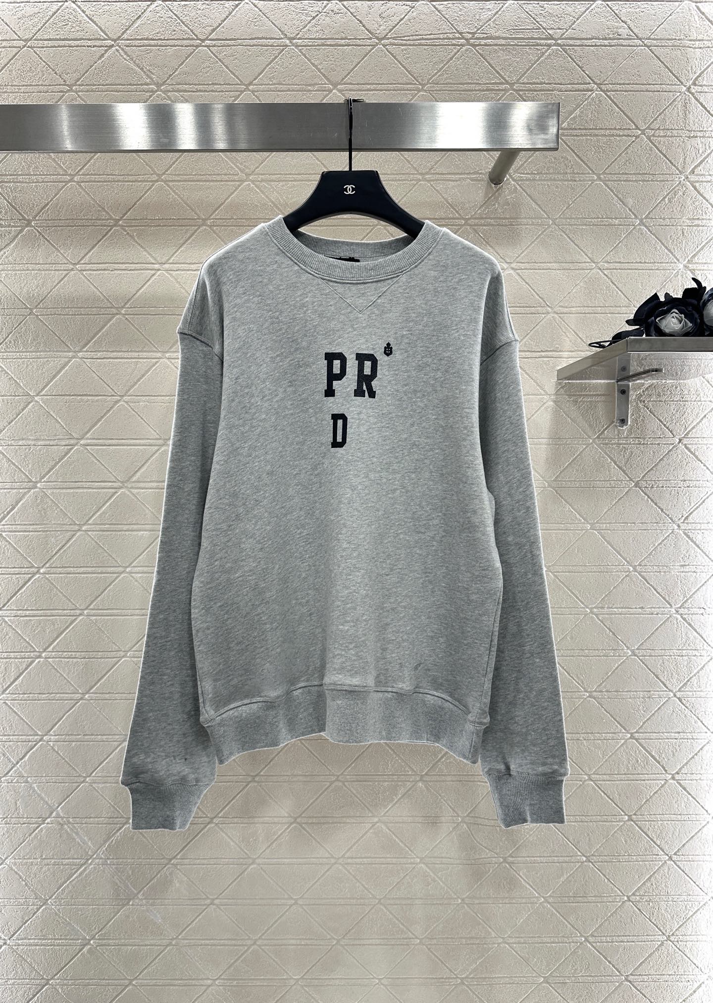 ♥Prad*♥2025新品上架 圆领字母撞色卫衣定制YB原生全棉材质，舒适软糯，穿搭洋气，落肩套头廓形卫