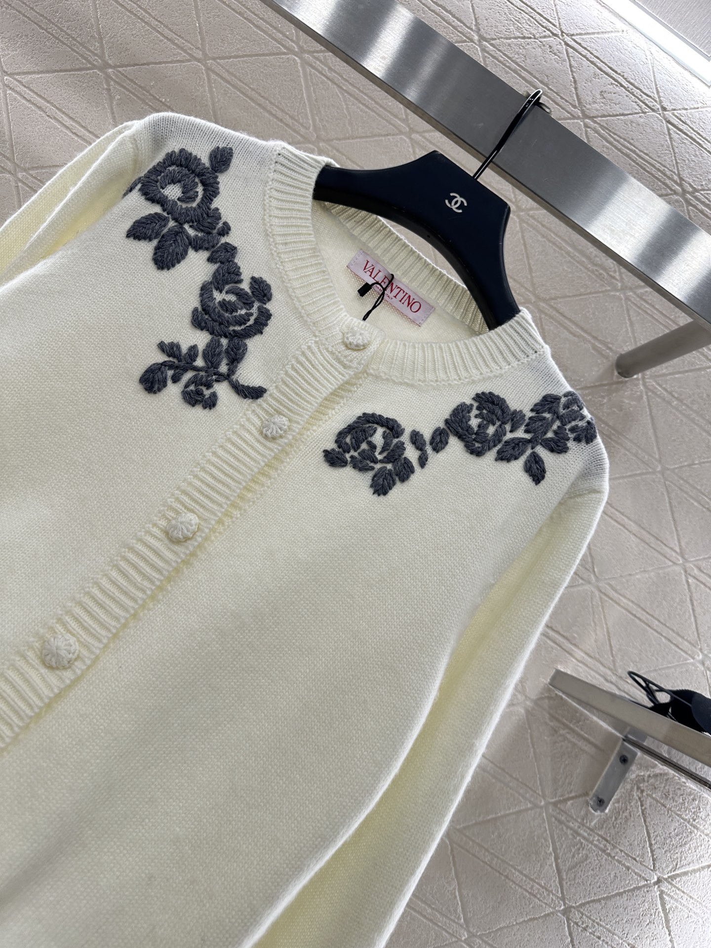 ♥Valentin*♥2025新品上架 圆领刺绣针织开衫定制YB羊毛纱线织造，质感细腻，穿搭舒适，圆领针