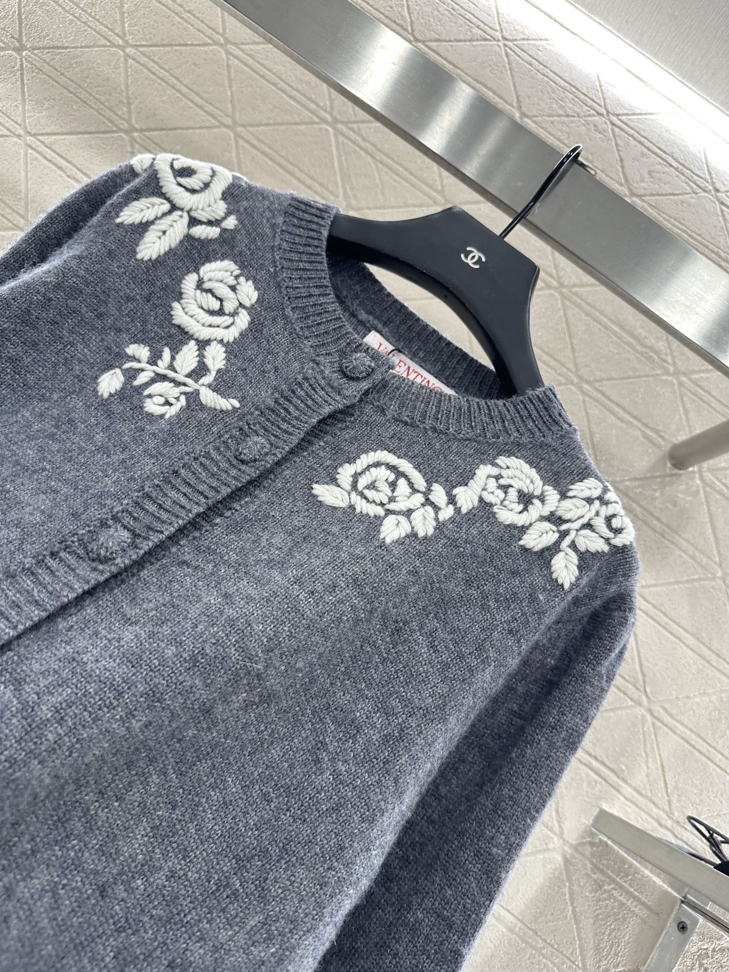 ♥Valentin*♥2025新品上架 圆领刺绣针织开衫定制YB羊毛纱线织造，质感细腻，穿搭舒适，圆领针