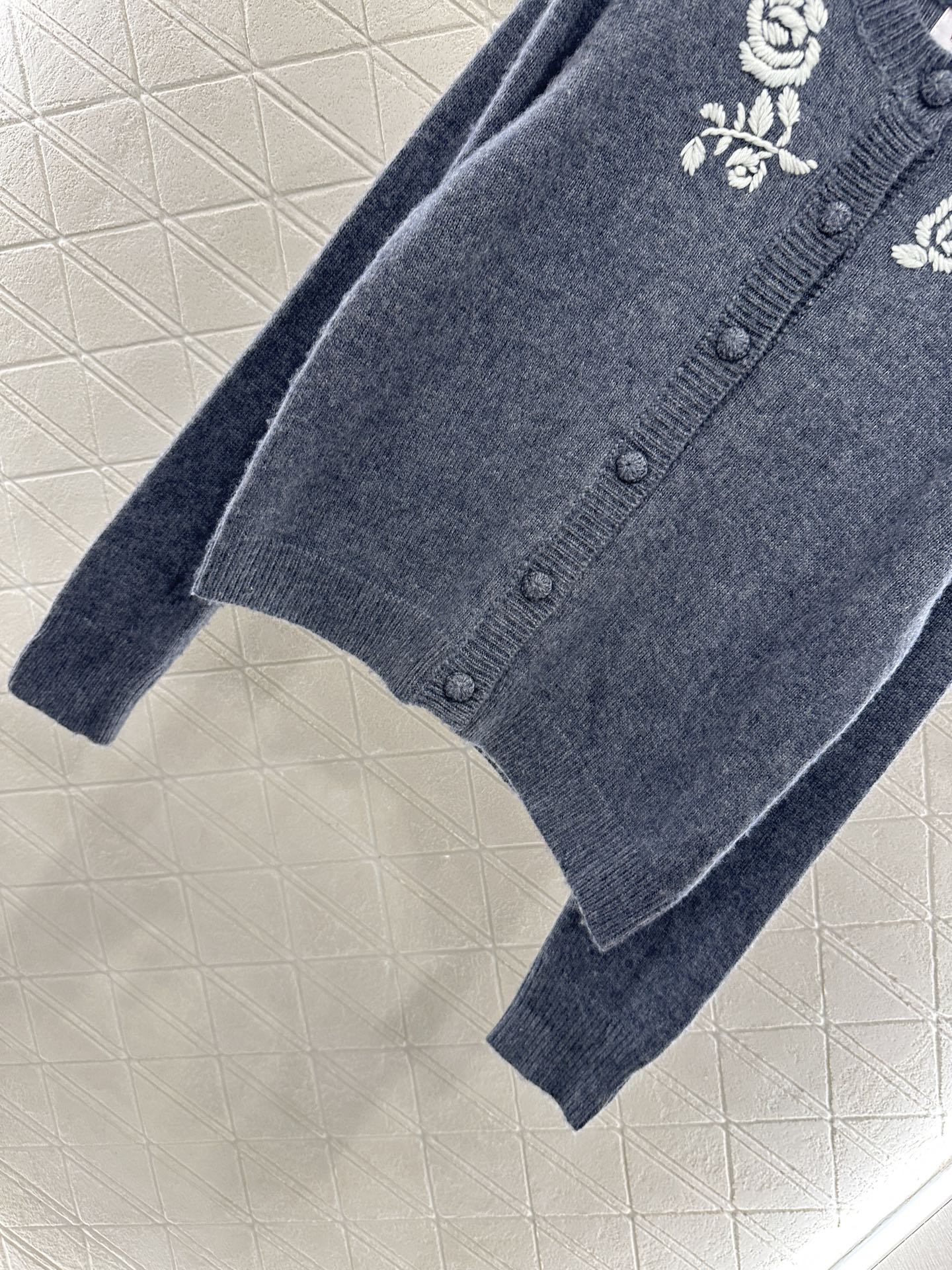 ♥Valentin*♥2025新品上架 圆领刺绣针织开衫定制YB羊毛纱线织造，质感细腻，穿搭舒适，圆领针