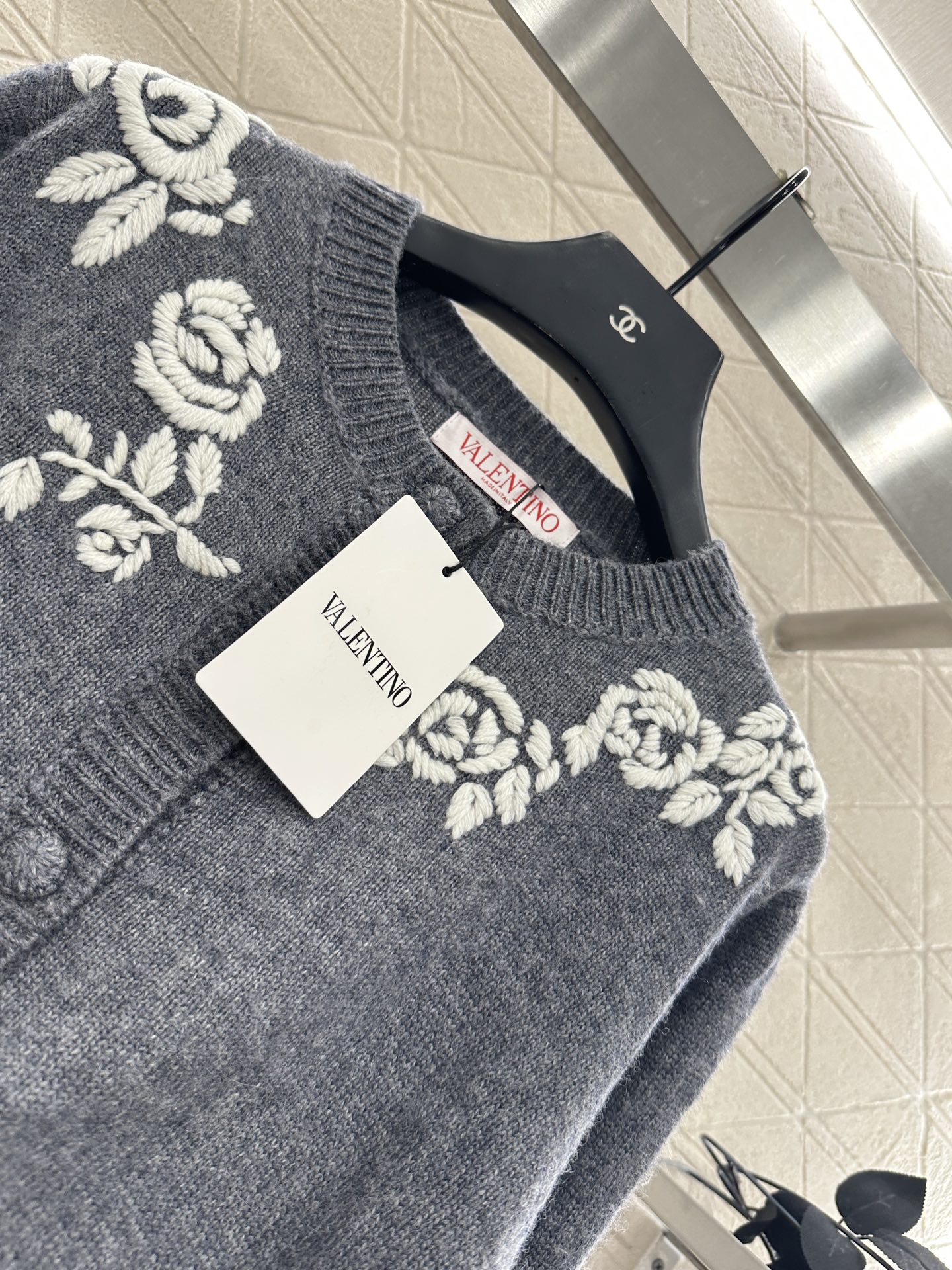 ♥Valentin*♥2025新品上架 圆领刺绣针织开衫定制YB羊毛纱线织造，质感细腻，穿搭舒适，圆领针