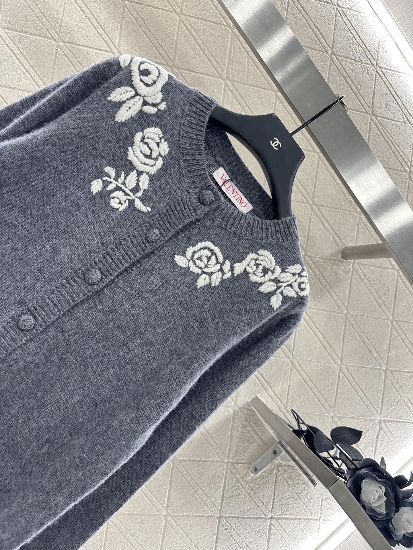 ♥Valentin*♥2025新品上架 圆领刺绣针织开衫定制YB羊毛纱线织造，质感细腻，穿搭舒适，圆领针