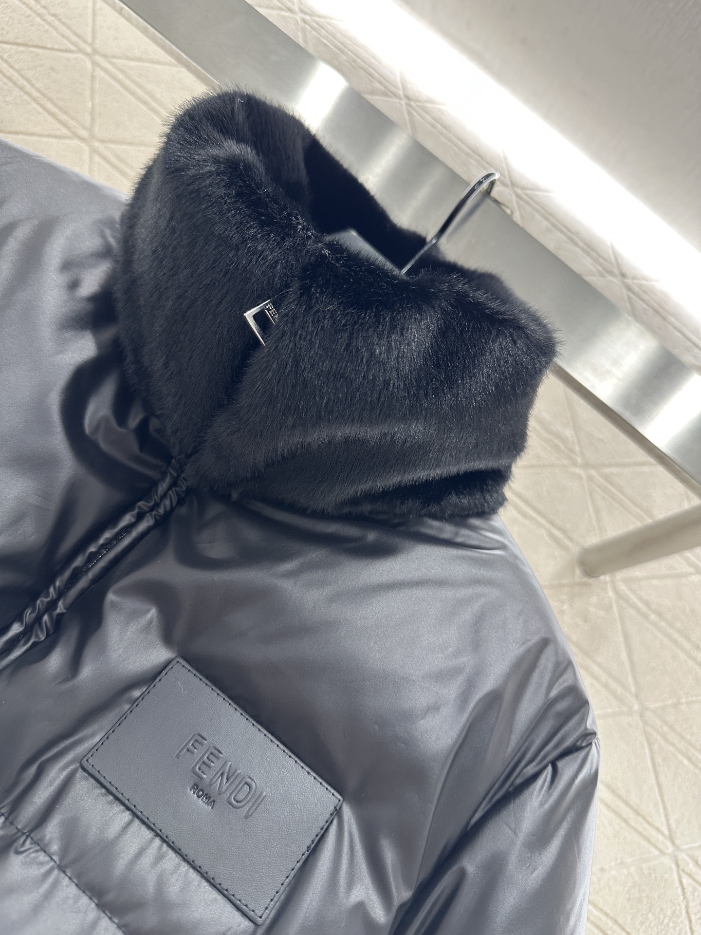 ♥Fend*♥2025新品上架 毛领短裤羽绒服定制YB防风防水亮面尼龙材质,白鹅绒填充内里,整件轻盈保暖