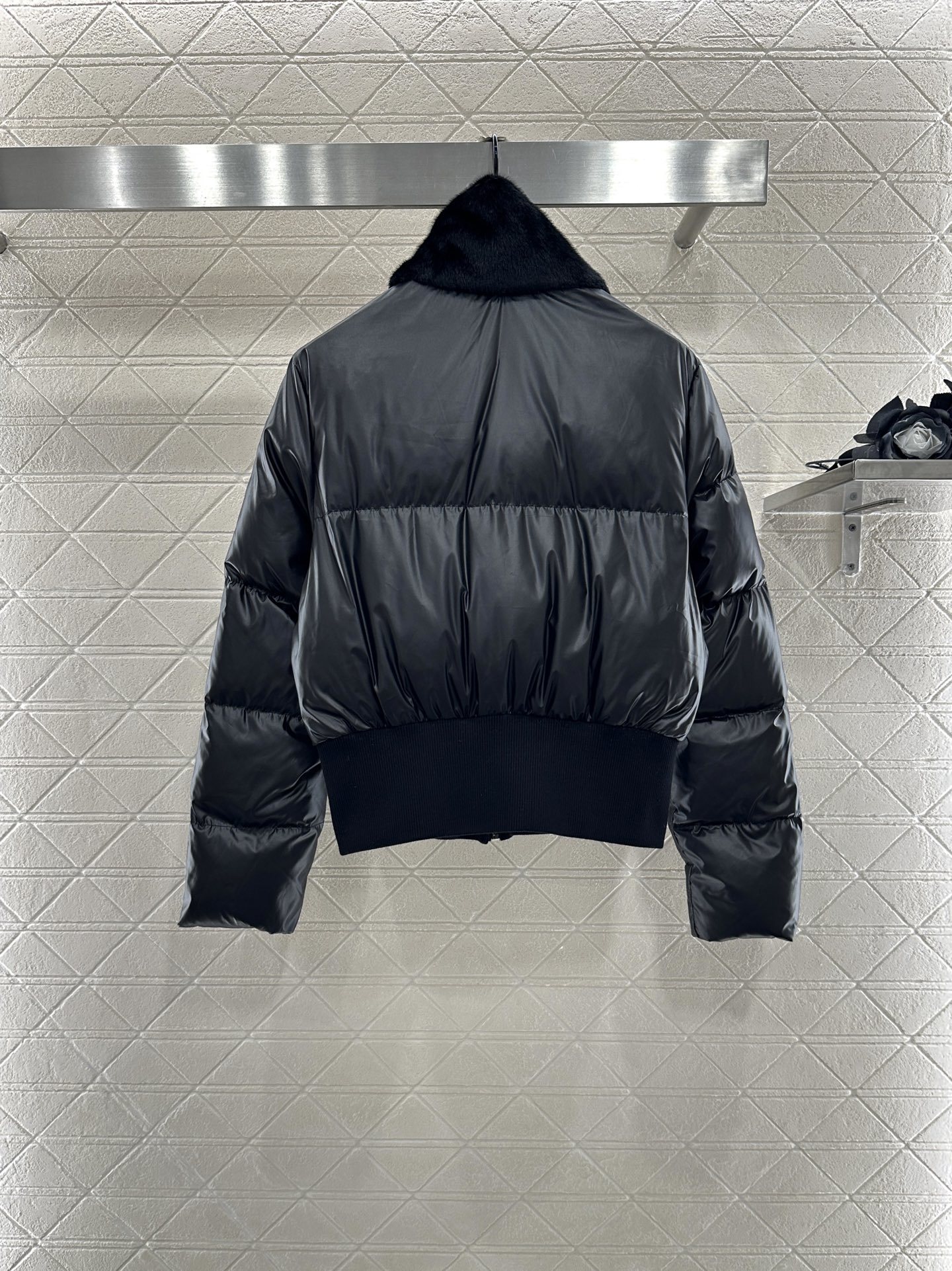 ♥Fend*♥2025新品上架 毛领短裤羽绒服定制YB防风防水亮面尼龙材质,白鹅绒填充内里,整件轻盈保暖