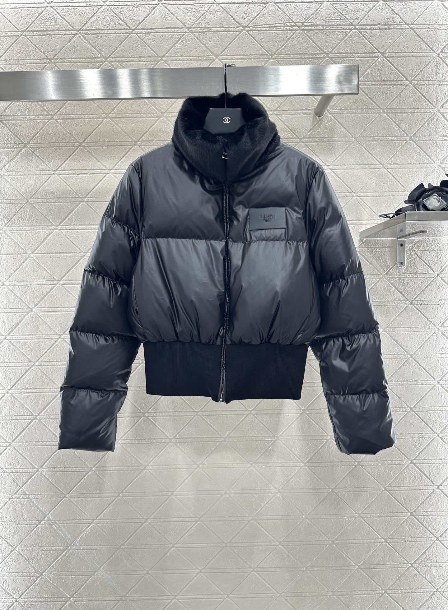 ♥Fend*♥2025新品上架 毛领短裤羽绒服定制YB防风防水亮面尼龙材质,白鹅绒填充内里,整件轻盈保暖