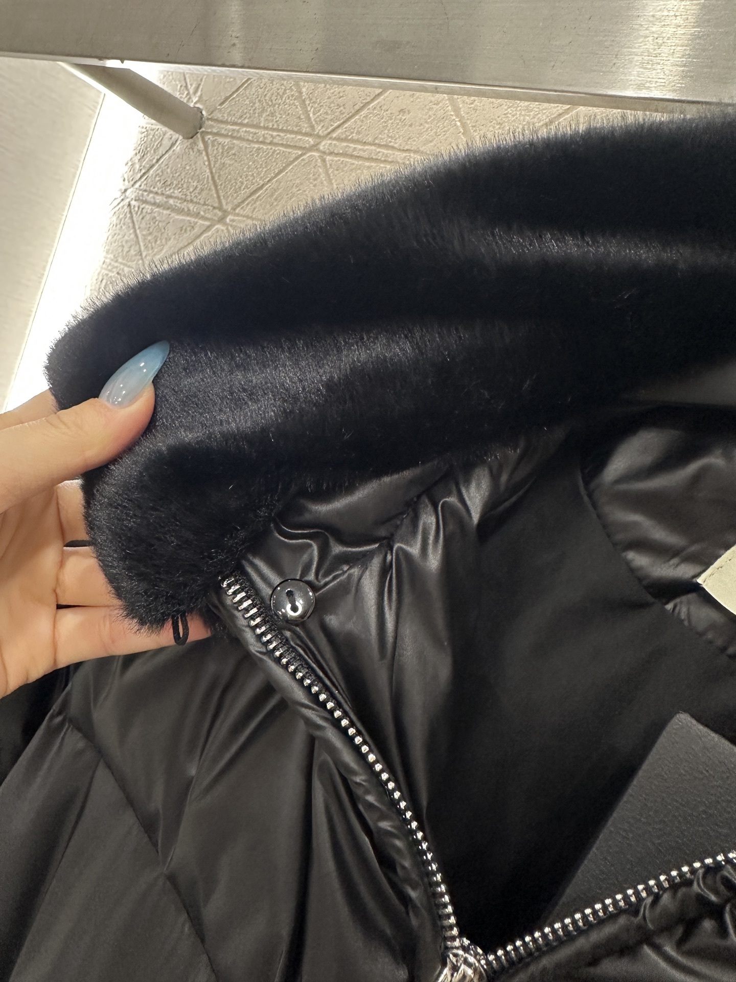 ♥Fend*♥2025新品上架 毛领短裤羽绒服定制YB防风防水亮面尼龙材质,白鹅绒填充内里,整件轻盈保暖