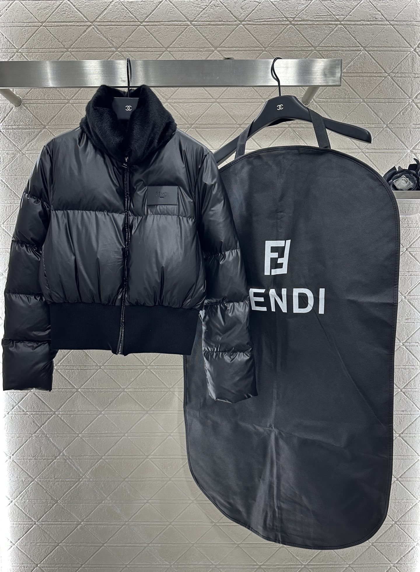♥Fend*♥2025新品上架 毛领短裤羽绒服定制YB防风防水亮面尼龙材质,白鹅绒填充内里,整件轻盈保暖