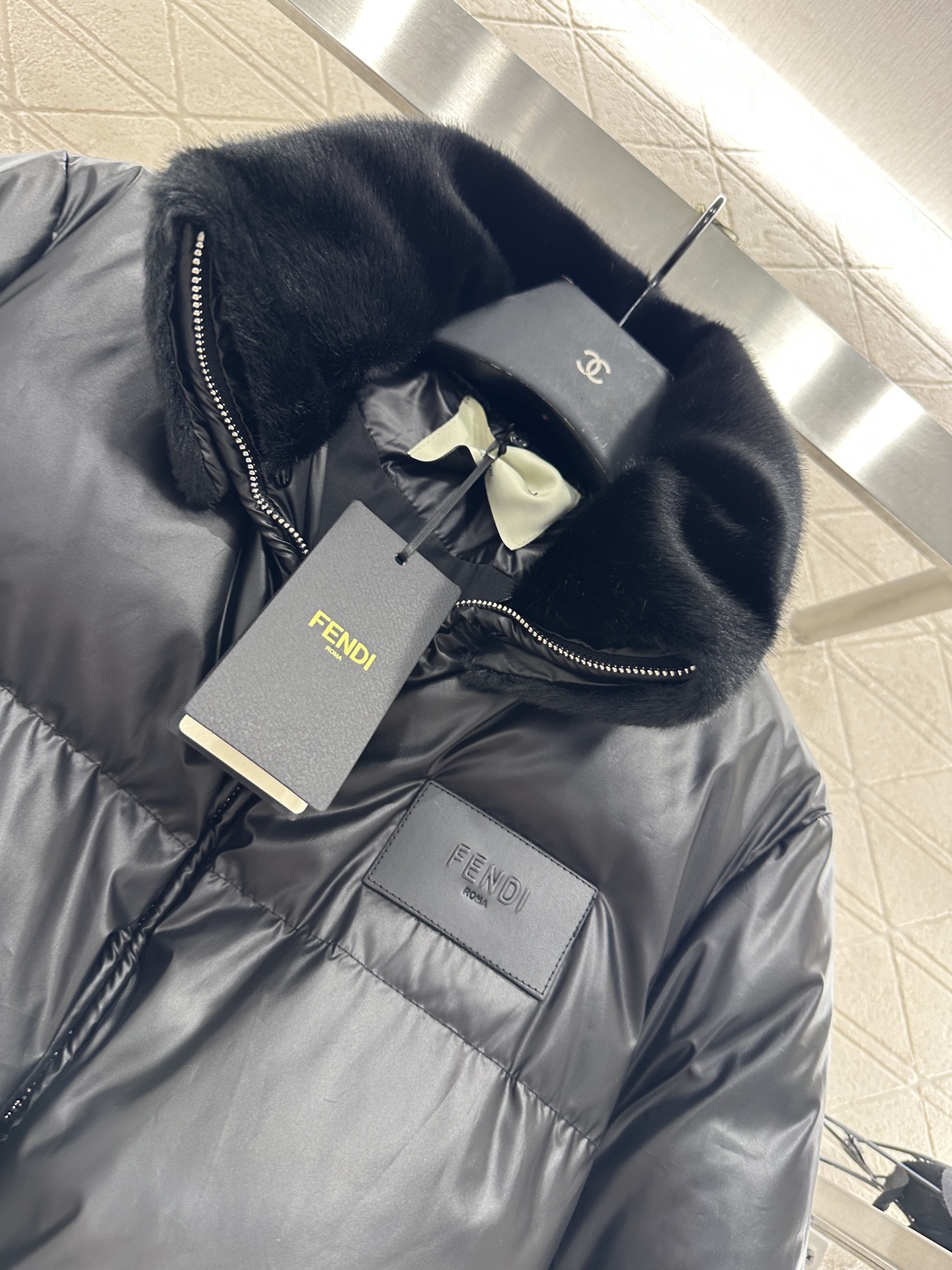 ♥Fend*♥2025新品上架 毛领短裤羽绒服定制YB防风防水亮面尼龙材质,白鹅绒填充内里,整件轻盈保暖