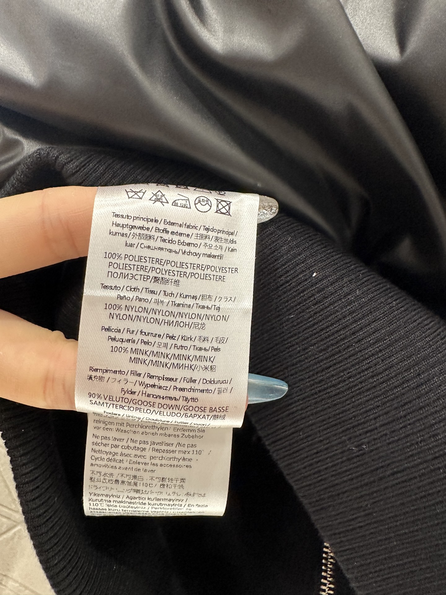 ♥Fend*♥2025新品上架 毛领短裤羽绒服定制YB防风防水亮面尼龙材质,白鹅绒填充内里,整件轻盈保暖