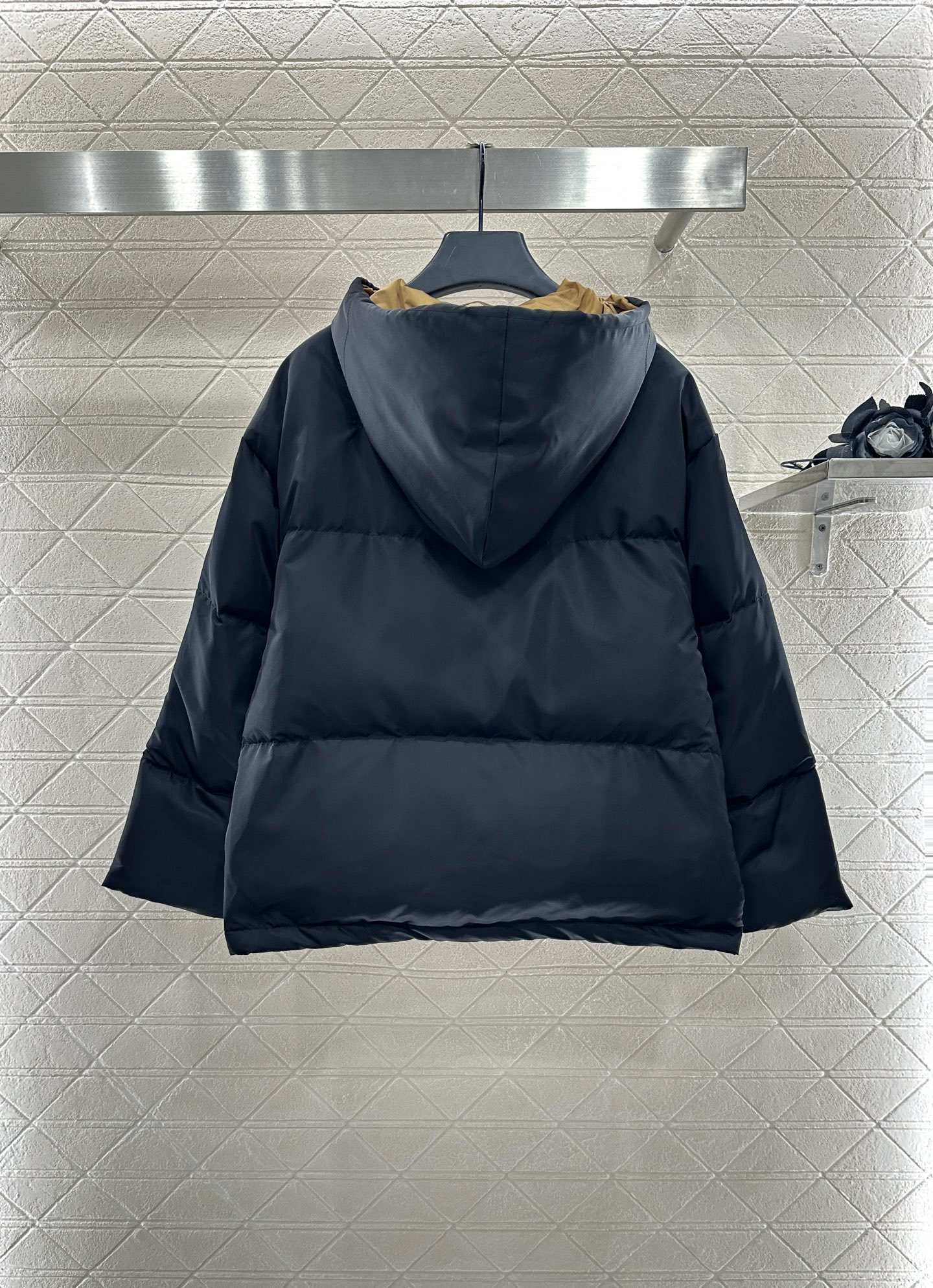 ♥Prad*♥2025新品上架 连帽撞色羽绒服定制YB防风防水尼龙材质,白鹅绒填充内里,整件轻盈保暖,连