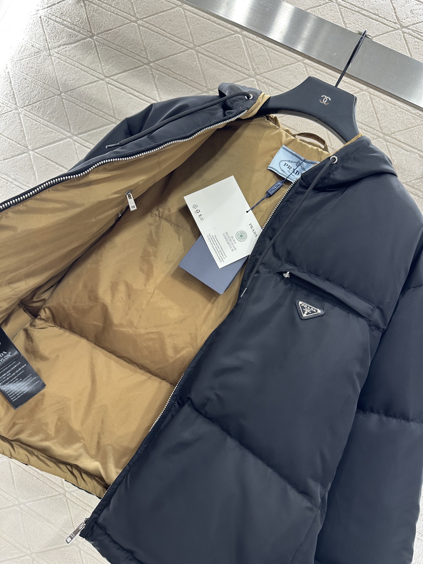 ♥Prad*♥2025新品上架 连帽撞色羽绒服定制YB防风防水尼龙材质,白鹅绒填充内里,整件轻盈保暖,连
