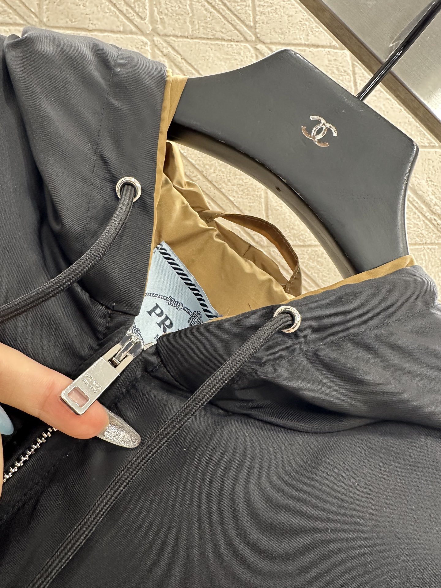 ♥Prad*♥2025新品上架 连帽撞色羽绒服定制YB防风防水尼龙材质,白鹅绒填充内里,整件轻盈保暖,连