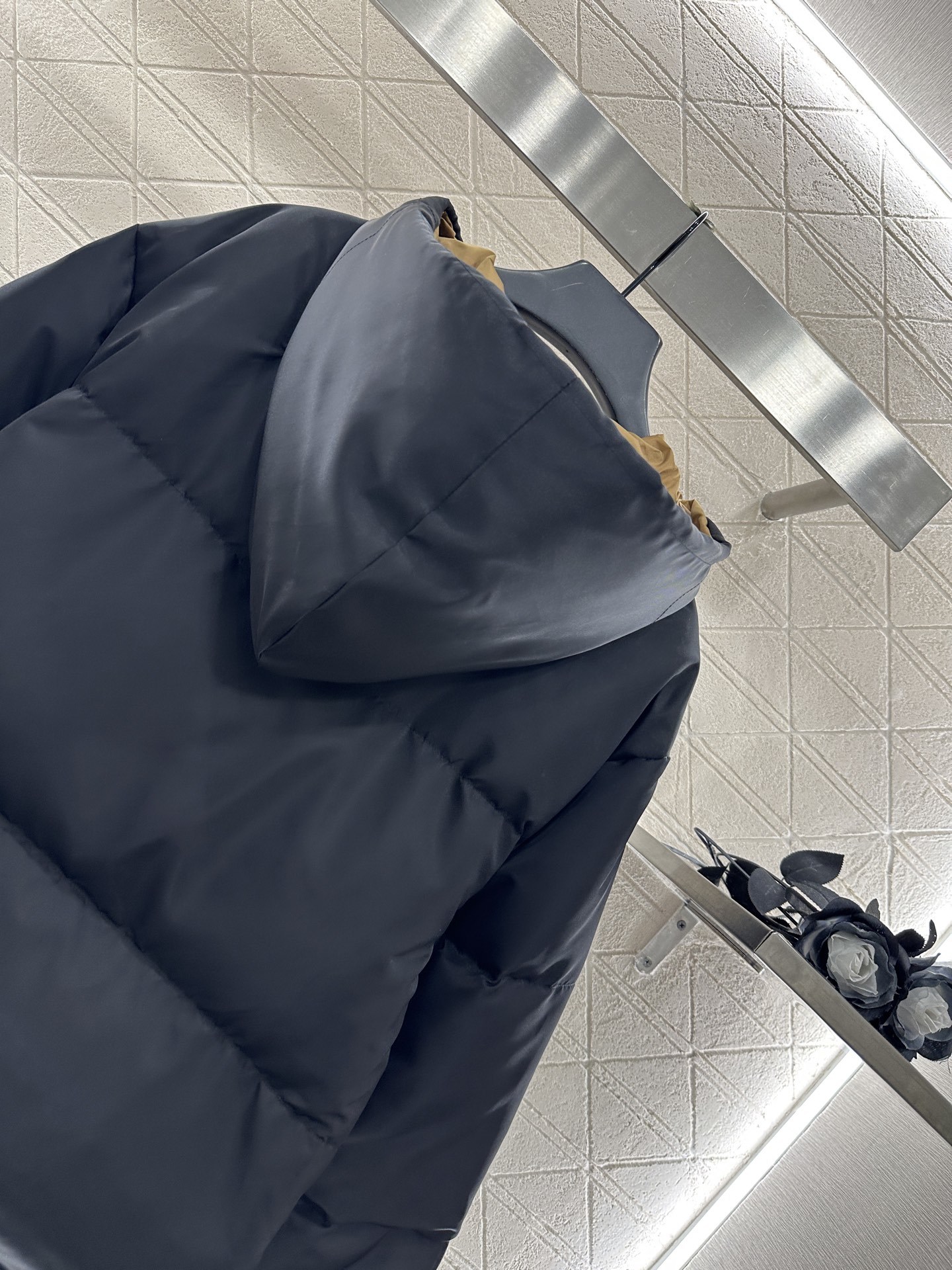 ♥Prad*♥2025新品上架 连帽撞色羽绒服定制YB防风防水尼龙材质,白鹅绒填充内里,整件轻盈保暖,连