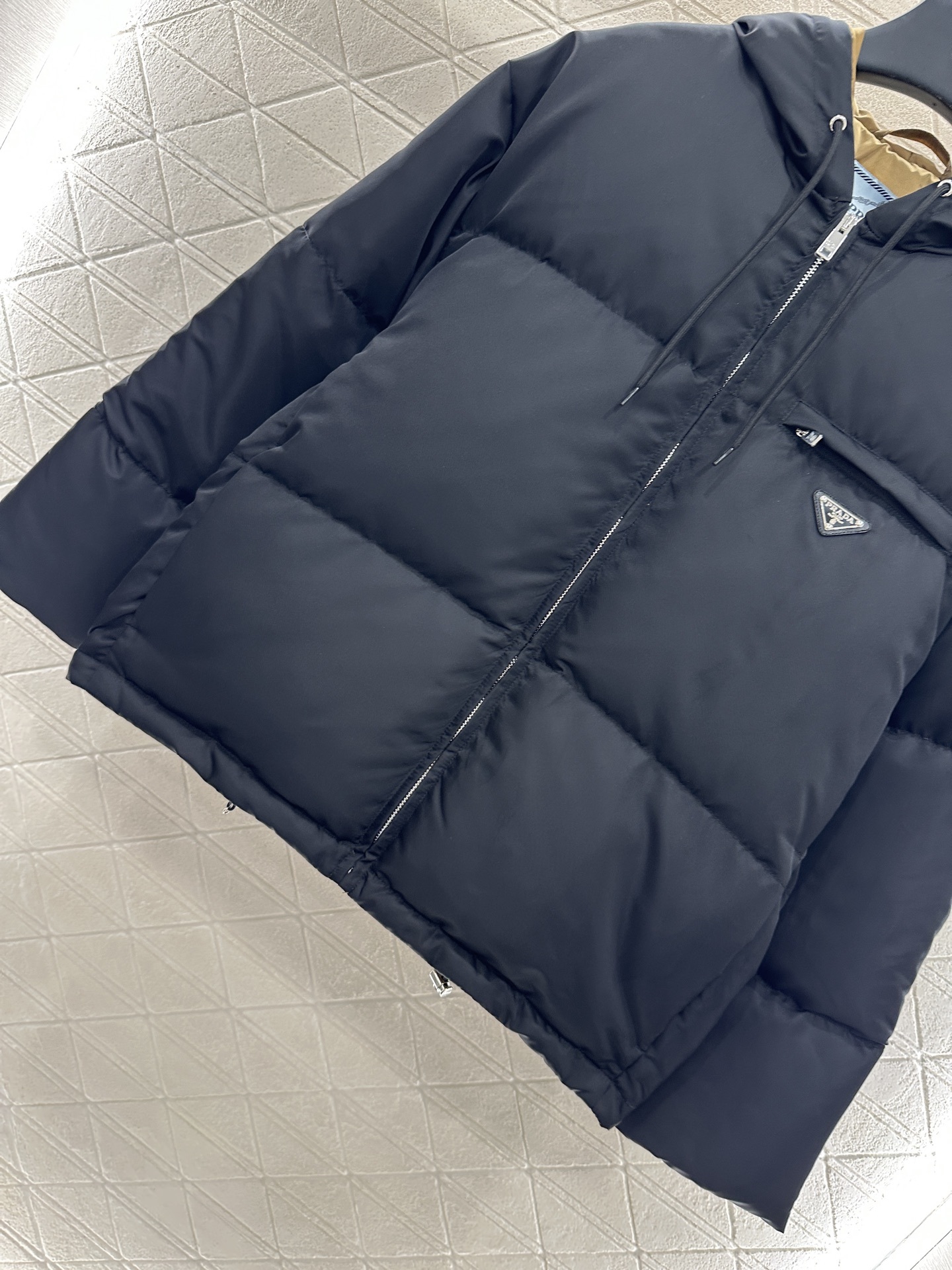 ♥Prad*♥2025新品上架 连帽撞色羽绒服定制YB防风防水尼龙材质,白鹅绒填充内里,整件轻盈保暖,连