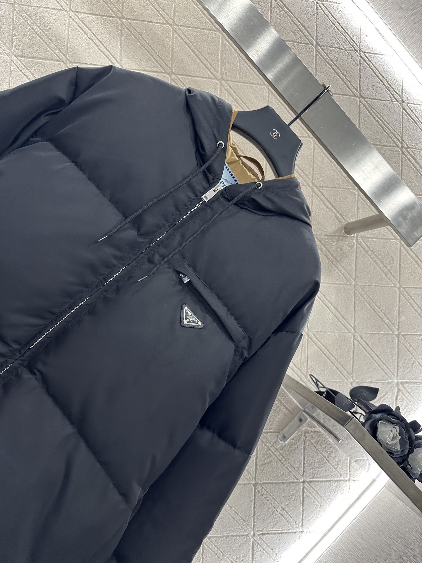 ♥Prad*♥2025新品上架 连帽撞色羽绒服定制YB防风防水尼龙材质,白鹅绒填充内里,整件轻盈保暖,连