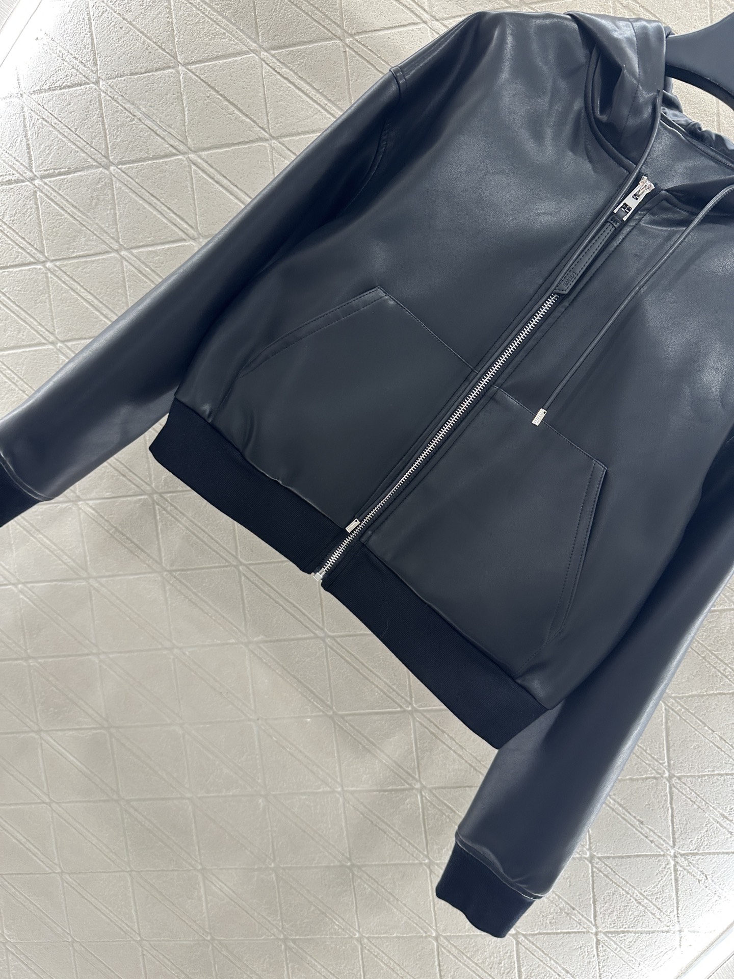 ♥Loew*♥2025新品上架 皮革连帽外套长裤套装定制YB进口皮革材质，光泽亮面，舒适柔软，连帽抽绳拉