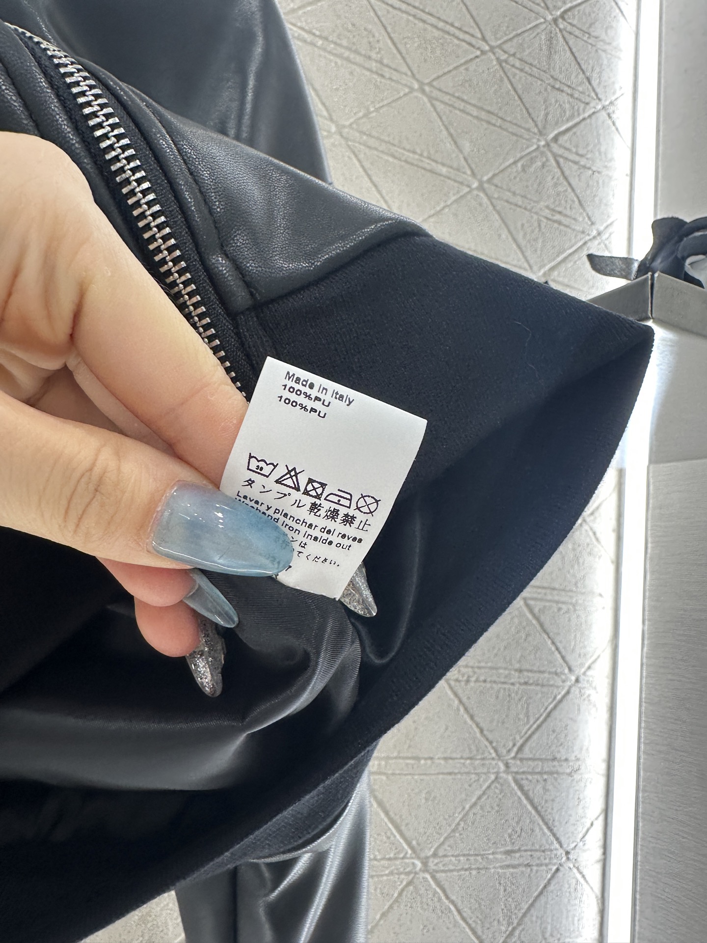 ♥Loew*♥2025新品上架 皮革连帽外套长裤套装定制YB进口皮革材质，光泽亮面，舒适柔软，连帽抽绳拉