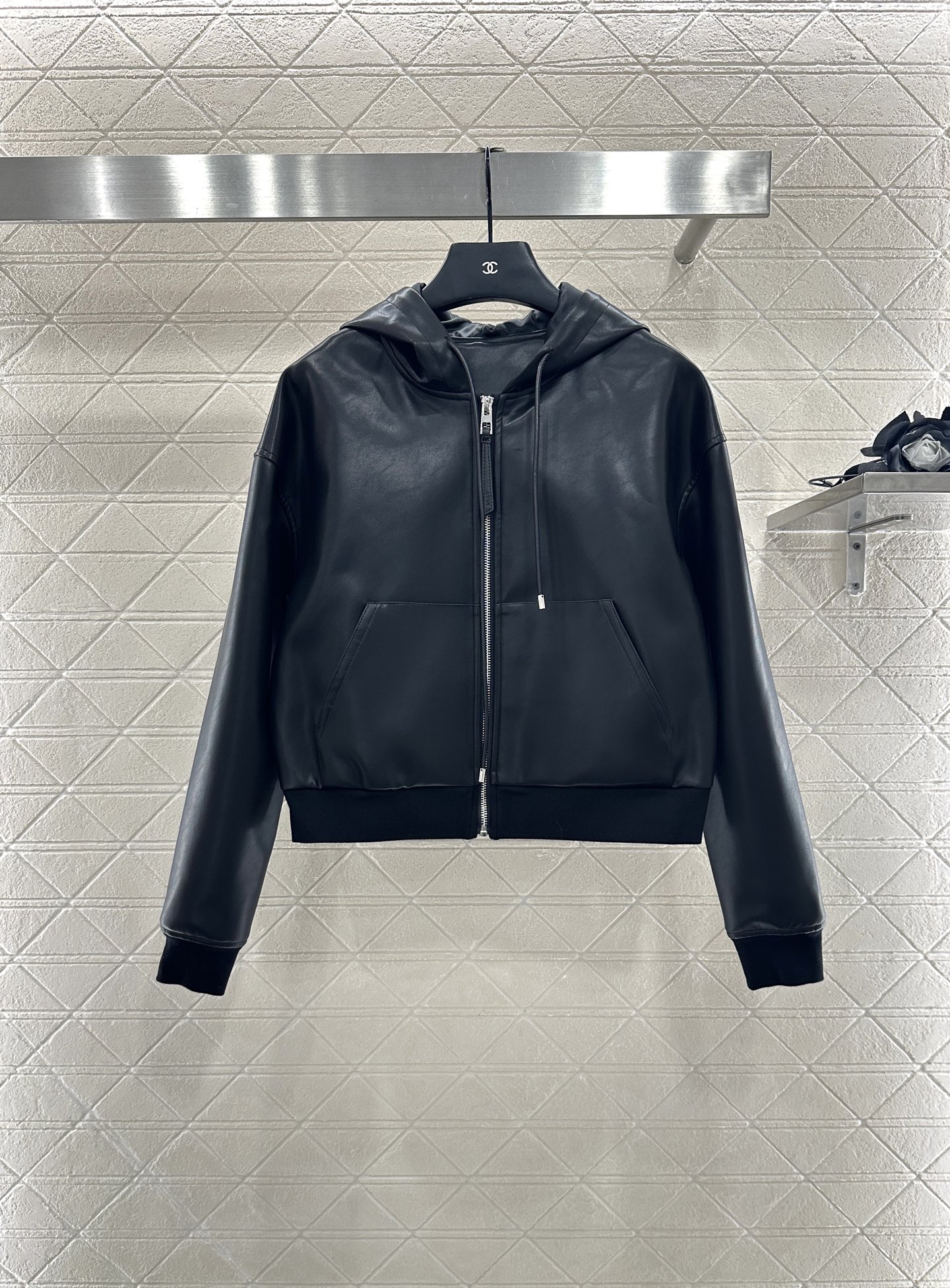 ♥Loew*♥2025新品上架 皮革连帽外套长裤套装定制YB进口皮革材质，光泽亮面，舒适柔软，连帽抽绳拉