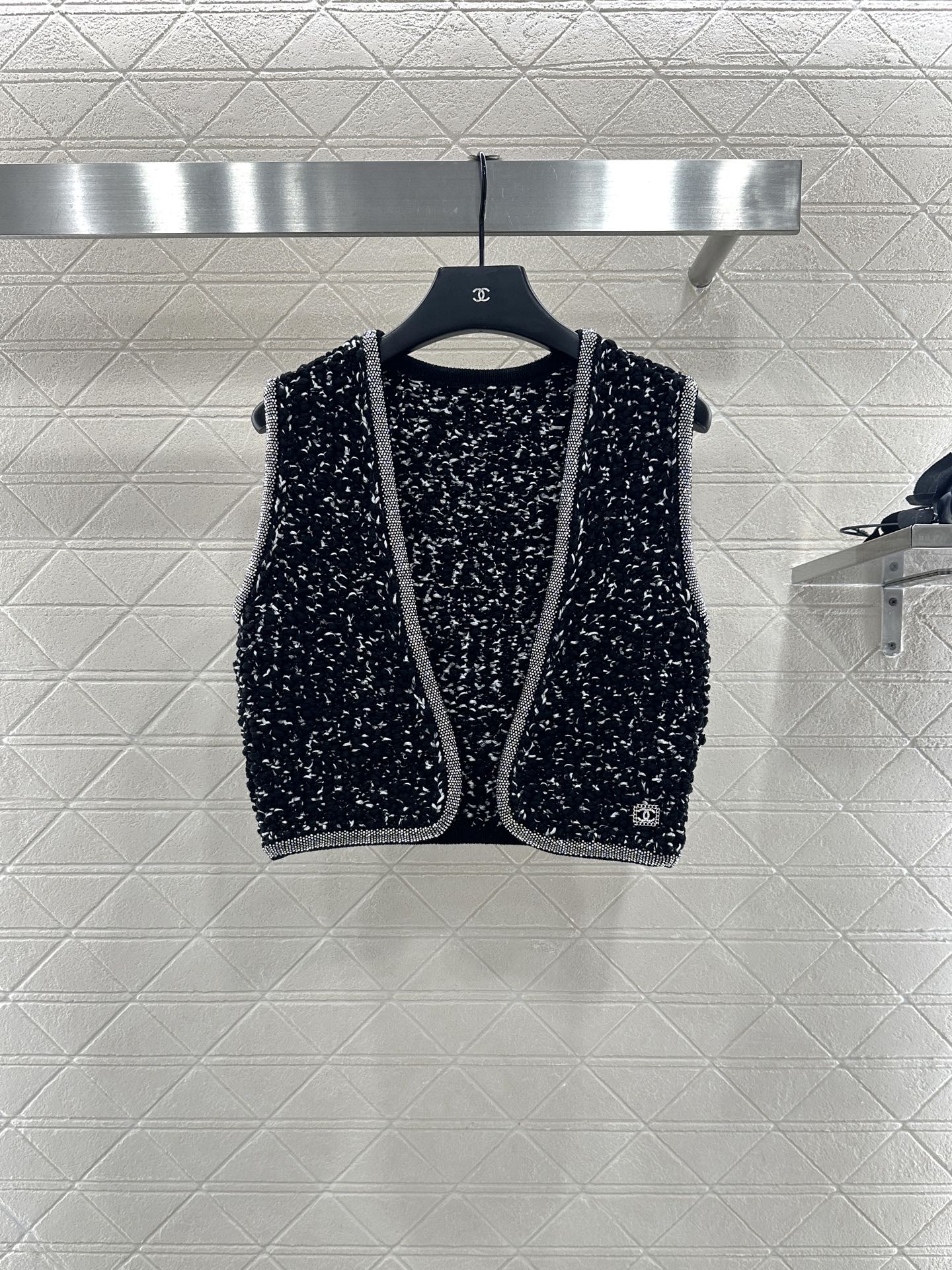 ♥Chane*♥2025新品上架 水钻捆边针织马甲半裙套装定制YB棉毛纱线织造，穿搭舒适，柔软细腻。圆领