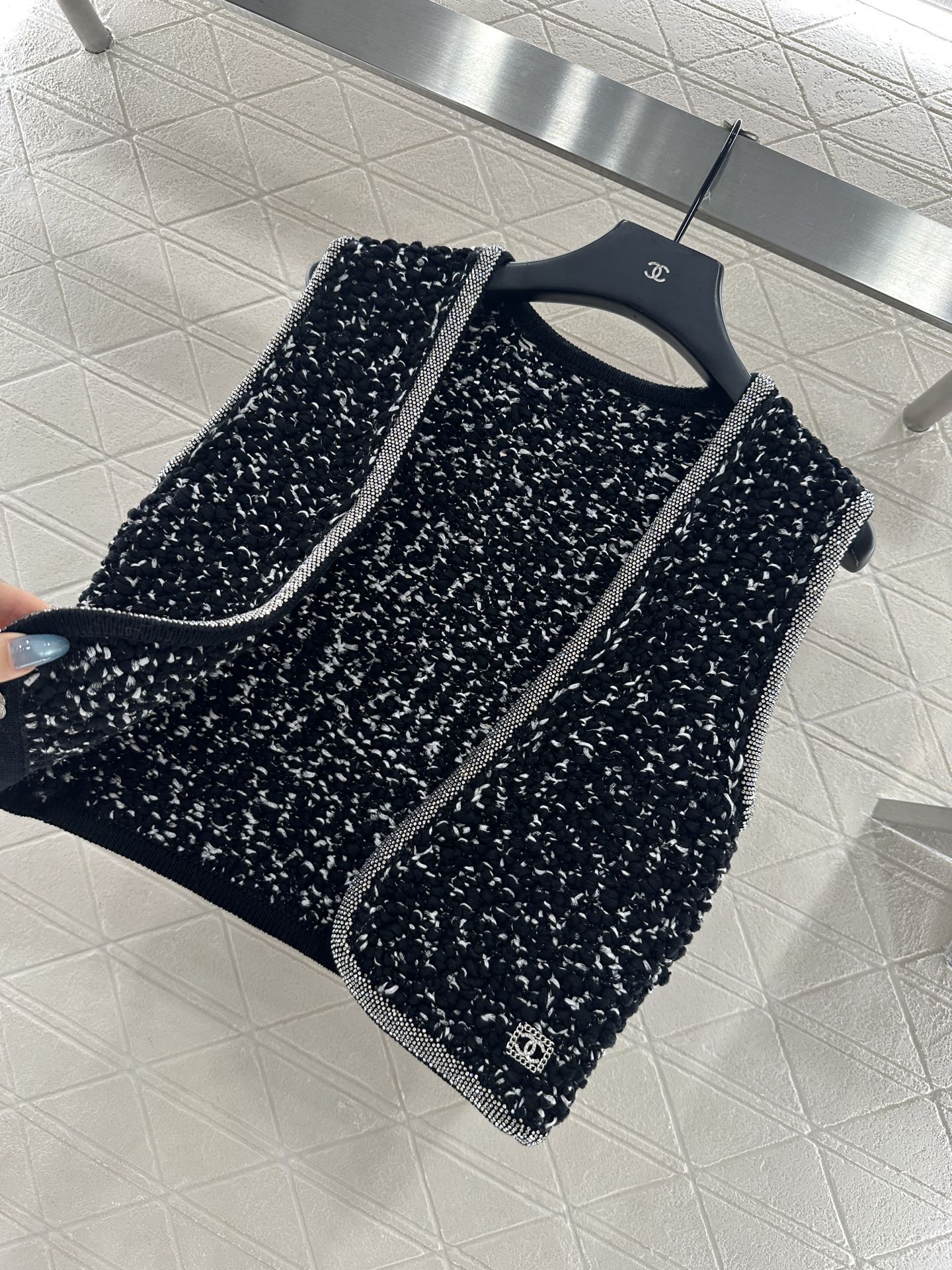 ♥Chane*♥2025新品上架 水钻捆边针织马甲半裙套装定制YB棉毛纱线织造，穿搭舒适，柔软细腻。圆领