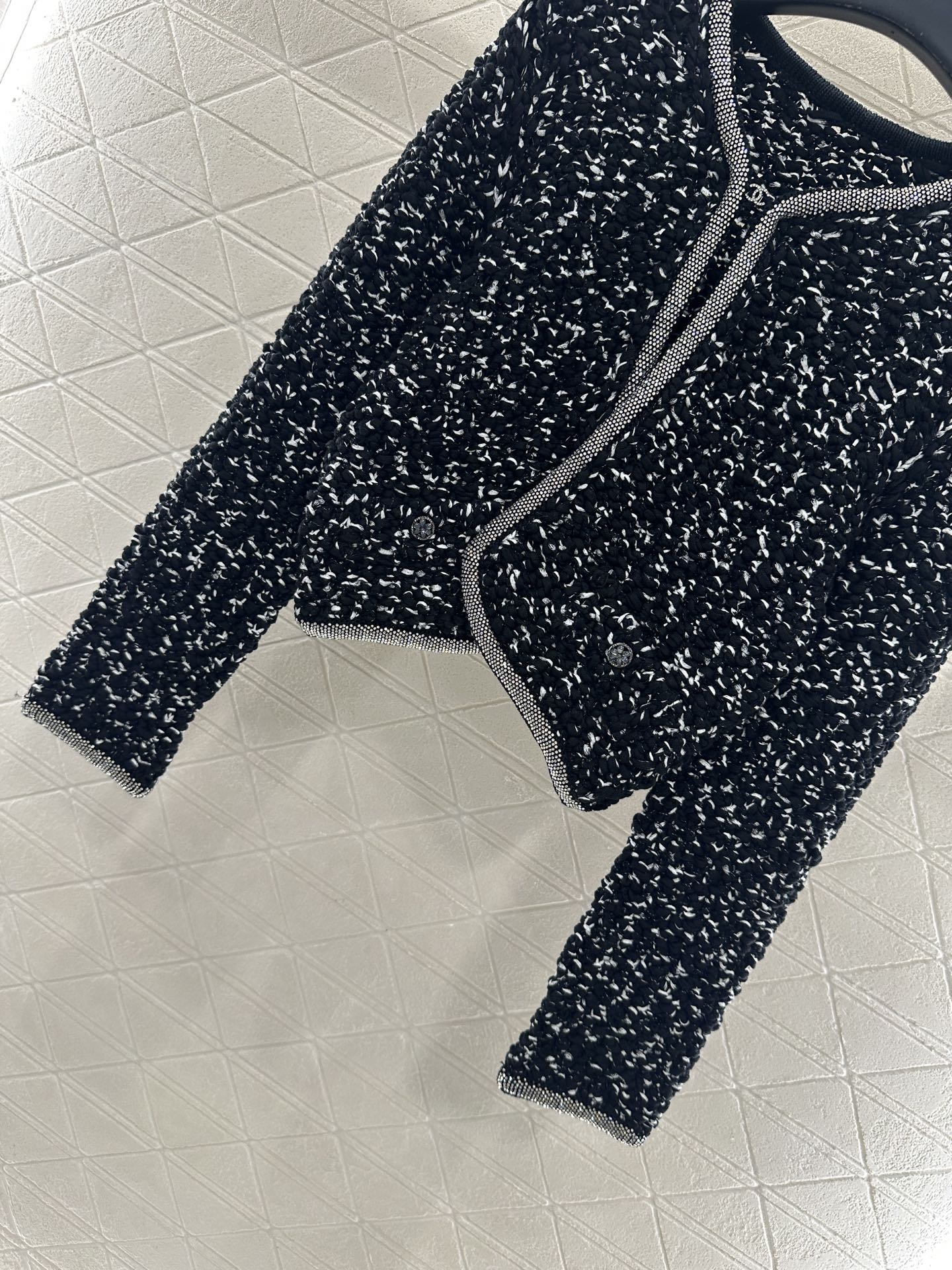 ♥Chane*♥2025新品上架 水钻捆边针织开衫半裙套装定制YB棉毛纱线织造，穿搭舒适，柔软细腻。圆领