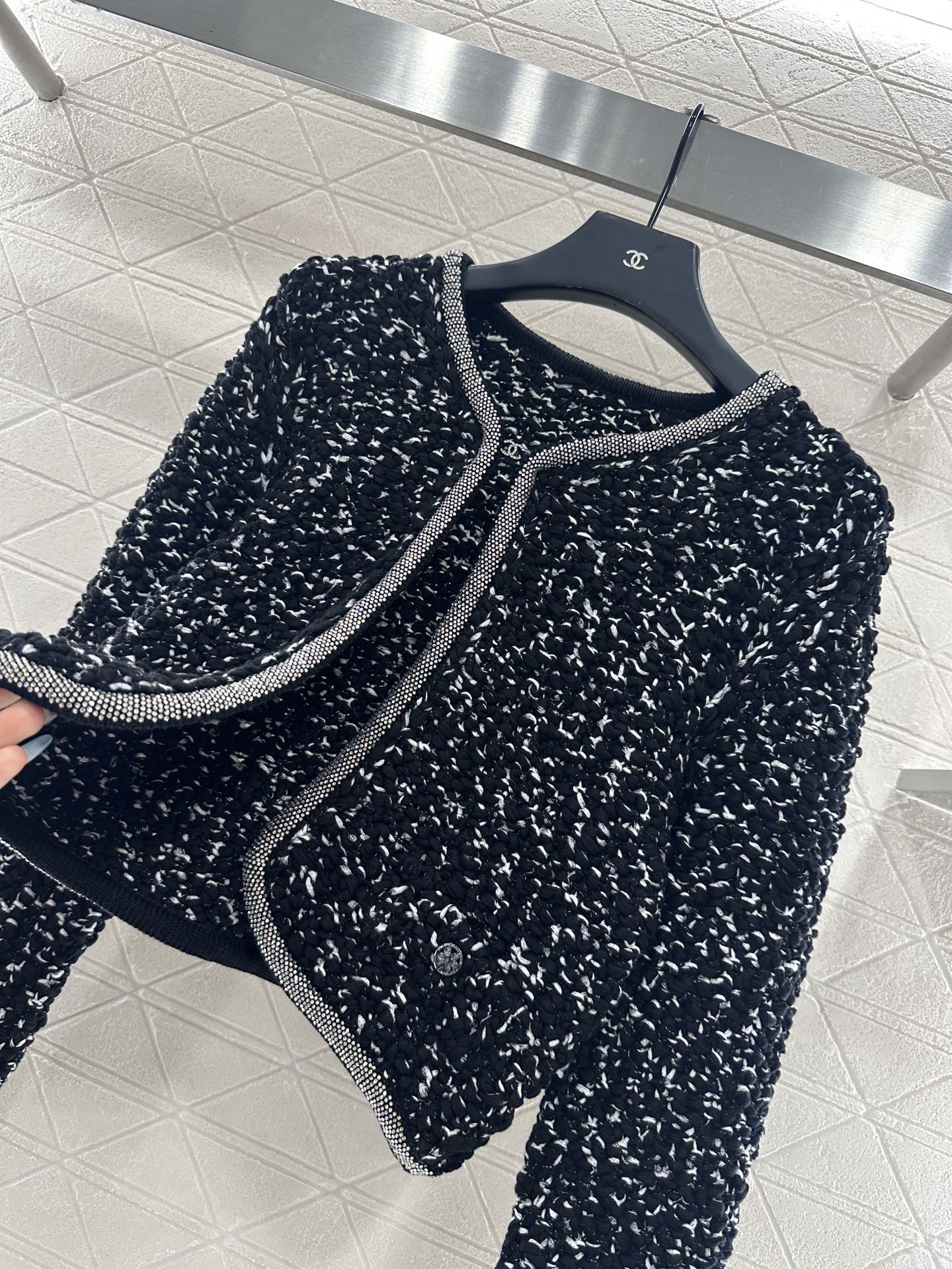 ♥Chane*♥2025新品上架 水钻捆边针织开衫半裙套装定制YB棉毛纱线织造，穿搭舒适，柔软细腻。圆领