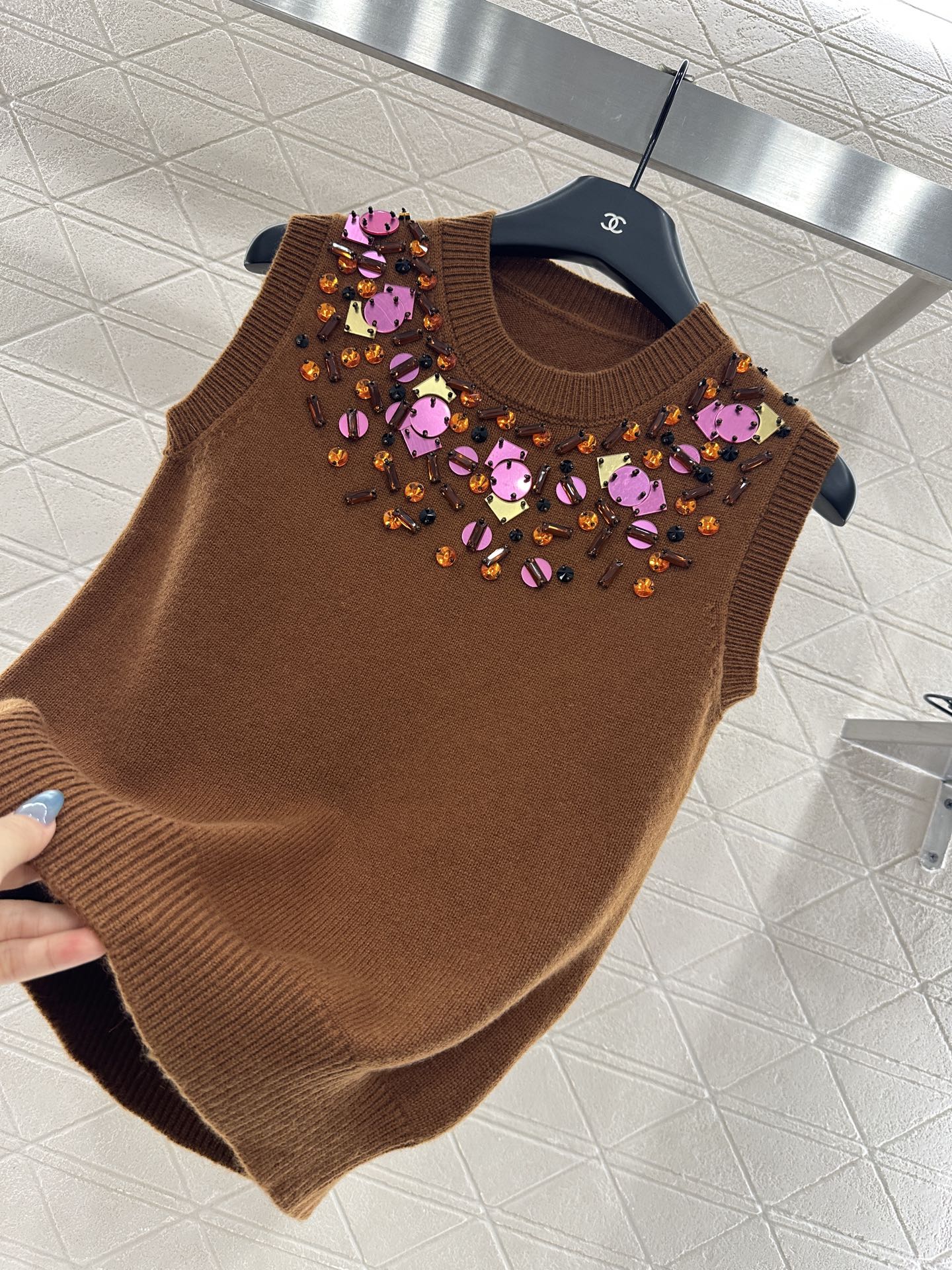 ♥Fend*♥2025新品上架 亮片钉珠针织背心定制YB羊毛纱线织造，密度细针织造，清晰毛感肌理，舒适亲