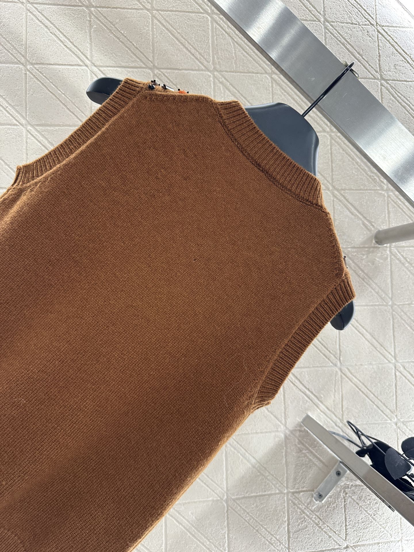 ♥Fend*♥2025新品上架 亮片钉珠针织背心定制YB羊毛纱线织造，密度细针织造，清晰毛感肌理，舒适亲