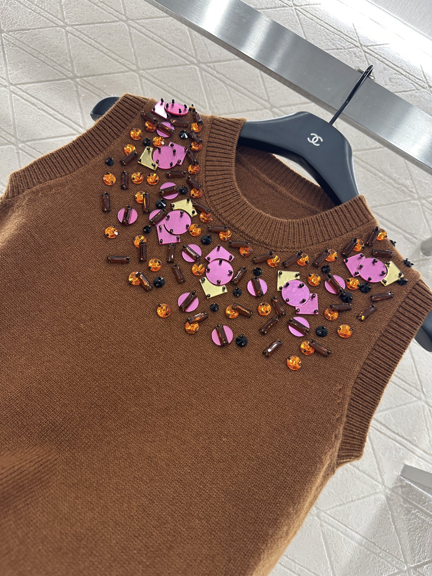 ♥Fend*♥2025新品上架 亮片钉珠针织背心定制YB羊毛纱线织造，密度细针织造，清晰毛感肌理，舒适亲