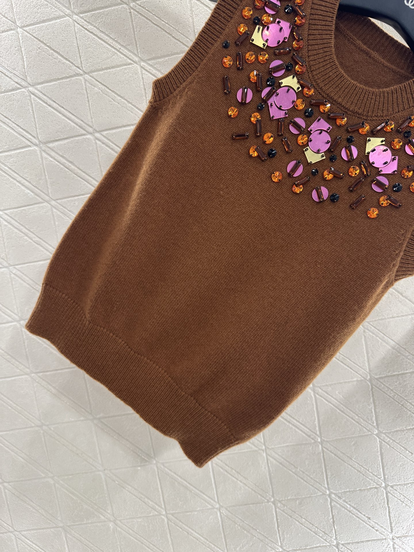 ♥Fend*♥2025新品上架 亮片钉珠针织背心定制YB羊毛纱线织造，密度细针织造，清晰毛感肌理，舒适亲