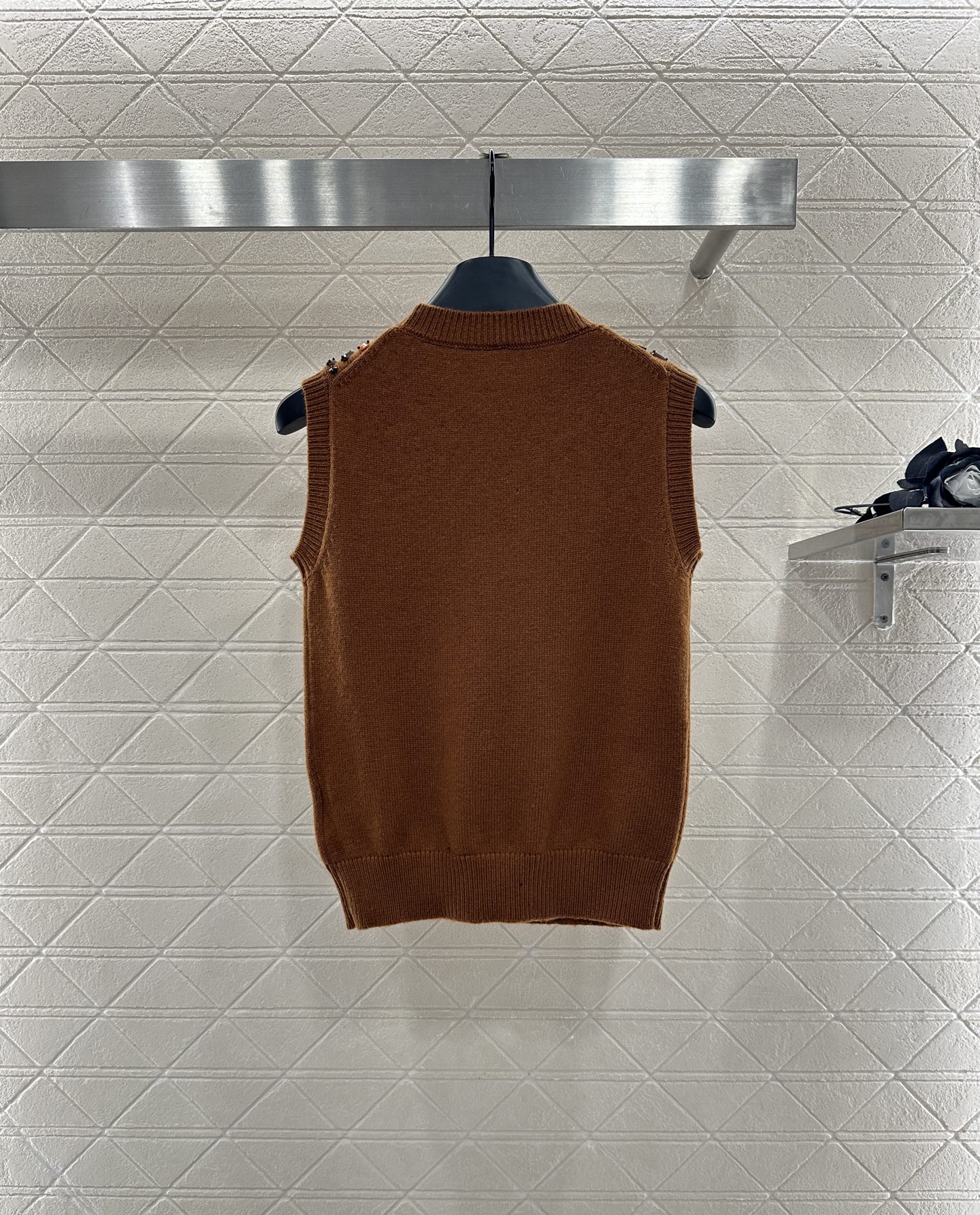 ♥Fend*♥2025新品上架 亮片钉珠针织背心定制YB羊毛纱线织造，密度细针织造，清晰毛感肌理，舒适亲