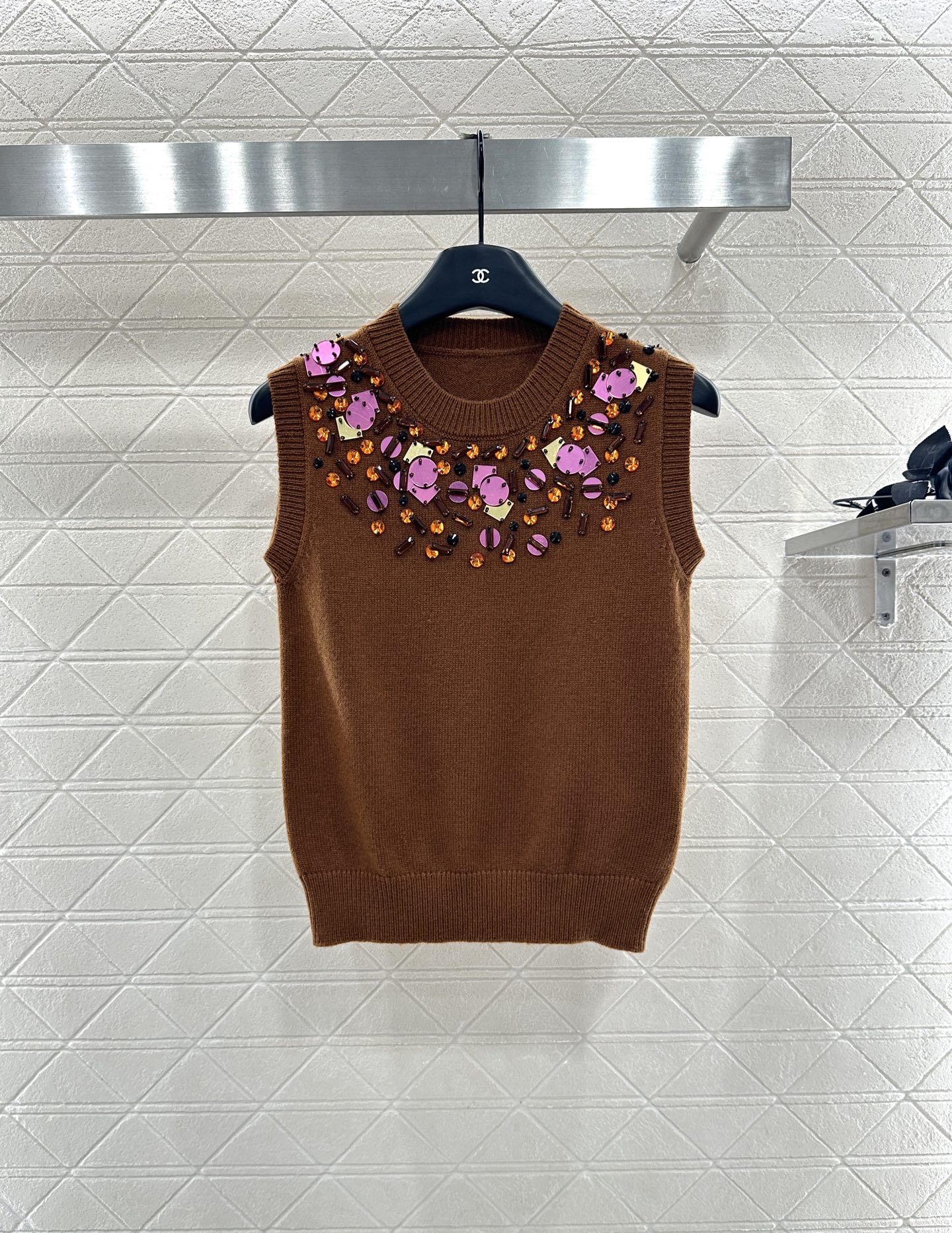 ♥Fend*♥2025新品上架 亮片钉珠针织背心定制YB羊毛纱线织造，密度细针织造，清晰毛感肌理，舒适亲