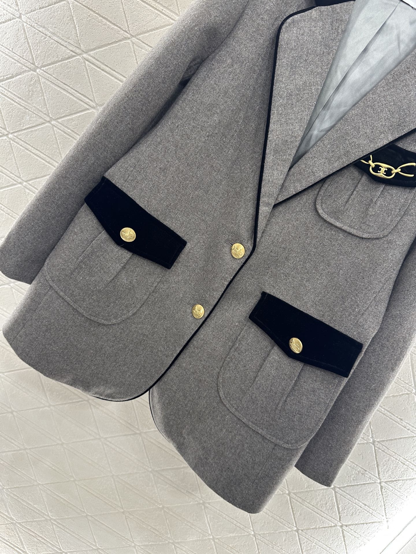 ♥Celin*♥2025新品上架 拼接丝绒领西装外套定制YB进口精仿羊毛材质，手感扎实，立挺御寒，呈现出