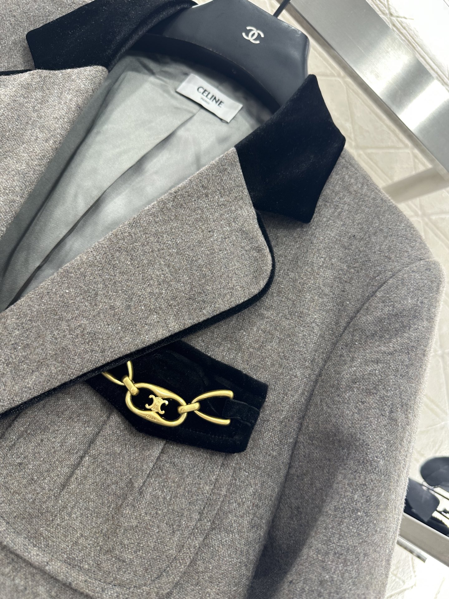 ♥Celin*♥2025新品上架 拼接丝绒领西装外套定制YB进口精仿羊毛材质，手感扎实，立挺御寒，呈现出