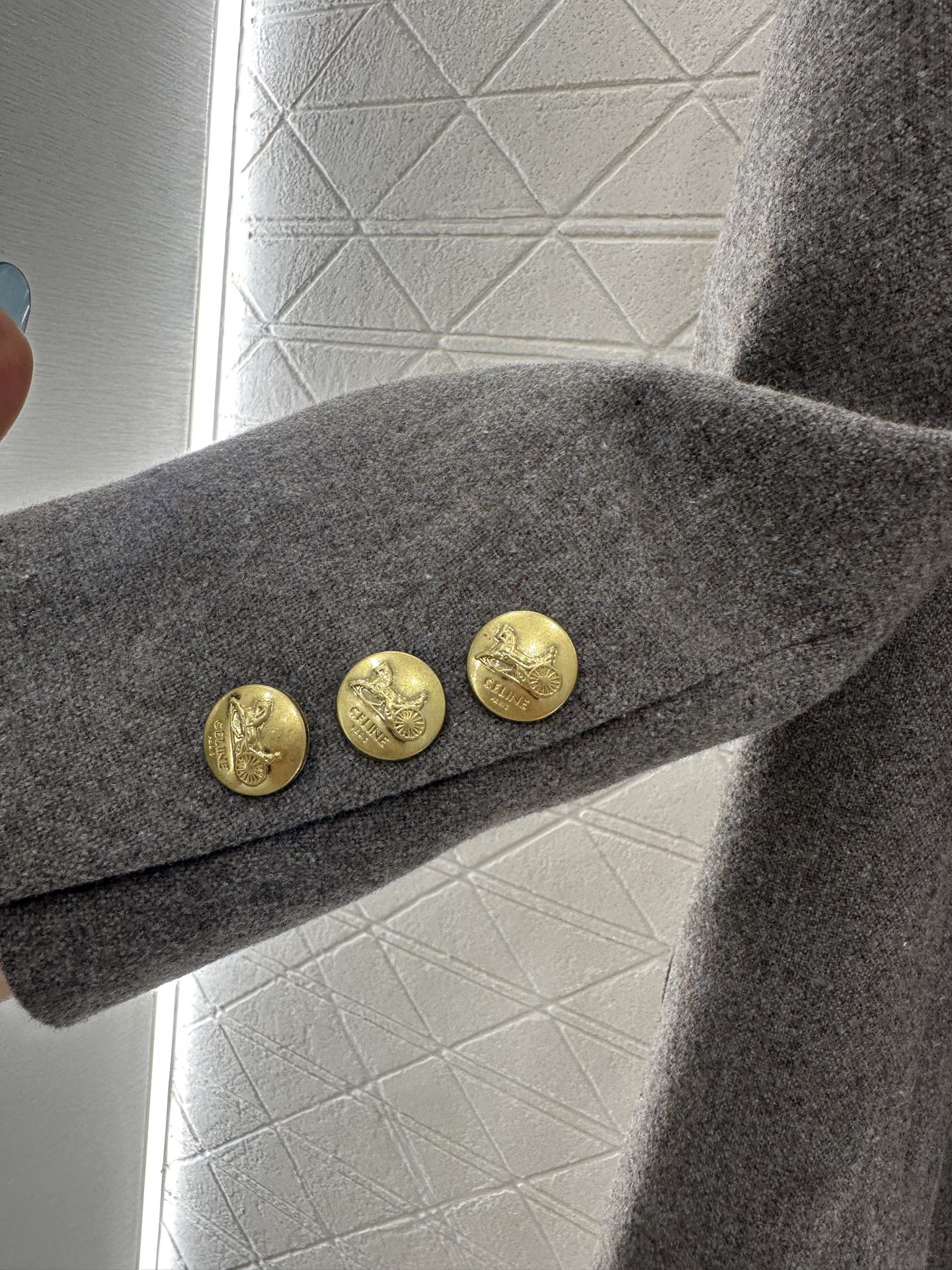 ♥Celin*♥2025新品上架 拼接丝绒领西装外套定制YB进口精仿羊毛材质，手感扎实，立挺御寒，呈现出