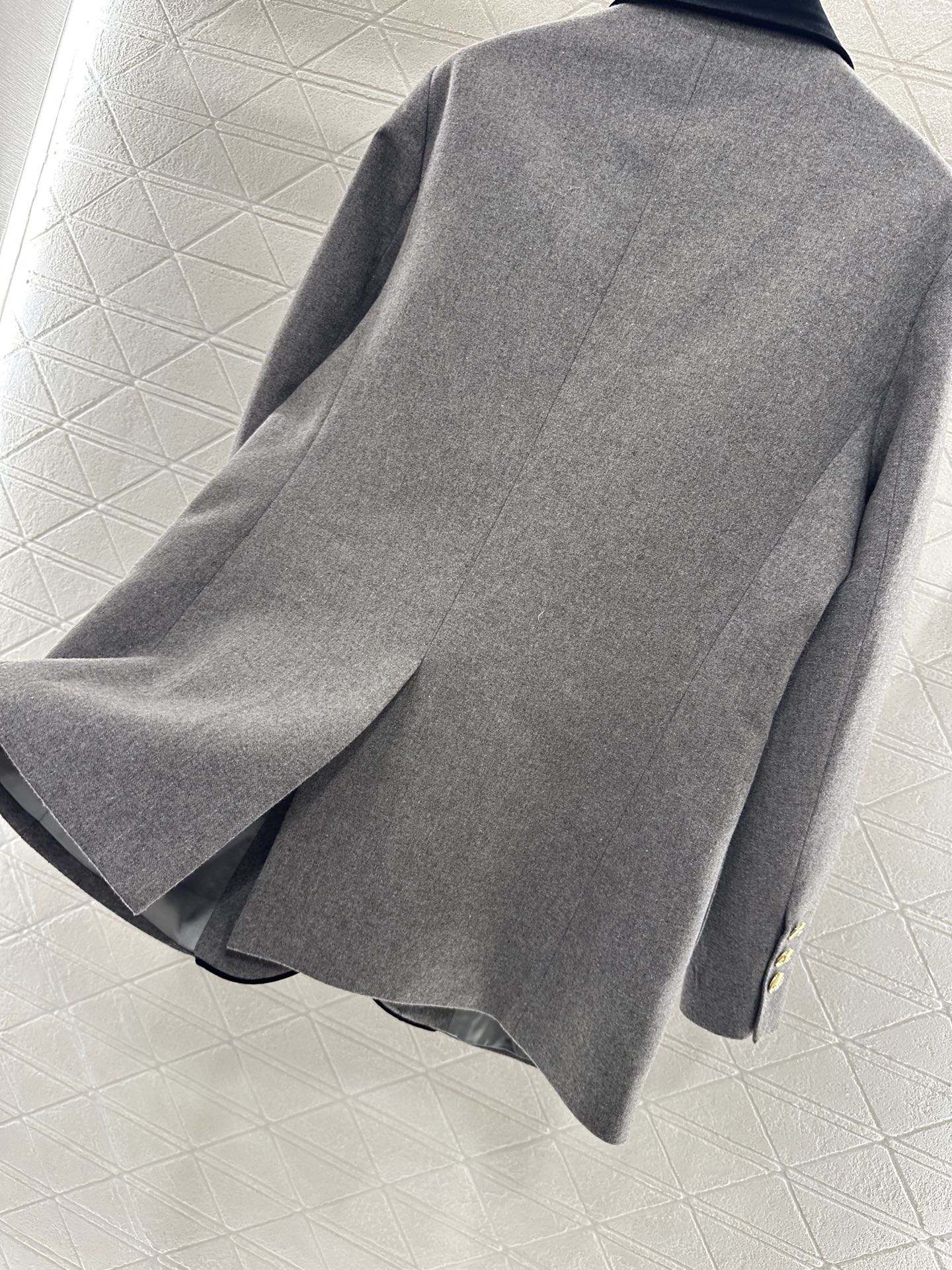 ♥Celin*♥2025新品上架 拼接丝绒领西装外套定制YB进口精仿羊毛材质，手感扎实，立挺御寒，呈现出