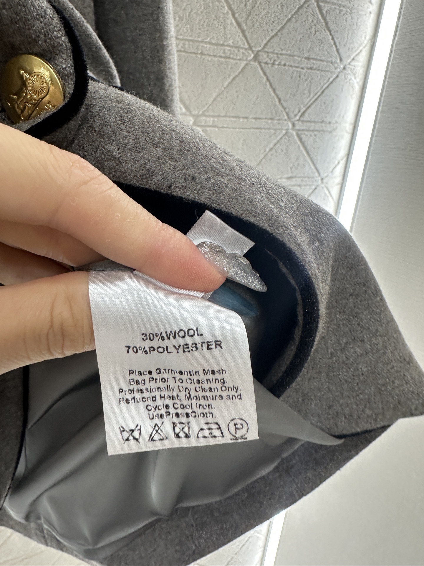 ♥Celin*♥2025新品上架 拼接丝绒领西装外套定制YB进口精仿羊毛材质，手感扎实，立挺御寒，呈现出