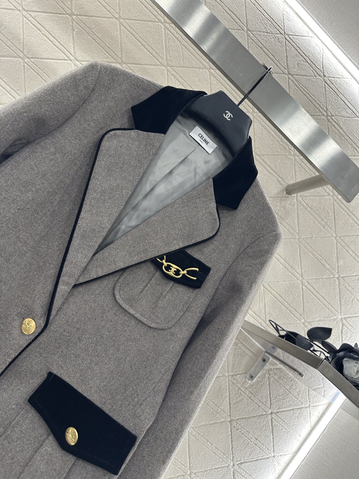 ♥Celin*♥2025新品上架 拼接丝绒领西装外套定制YB进口精仿羊毛材质，手感扎实，立挺御寒，呈现出