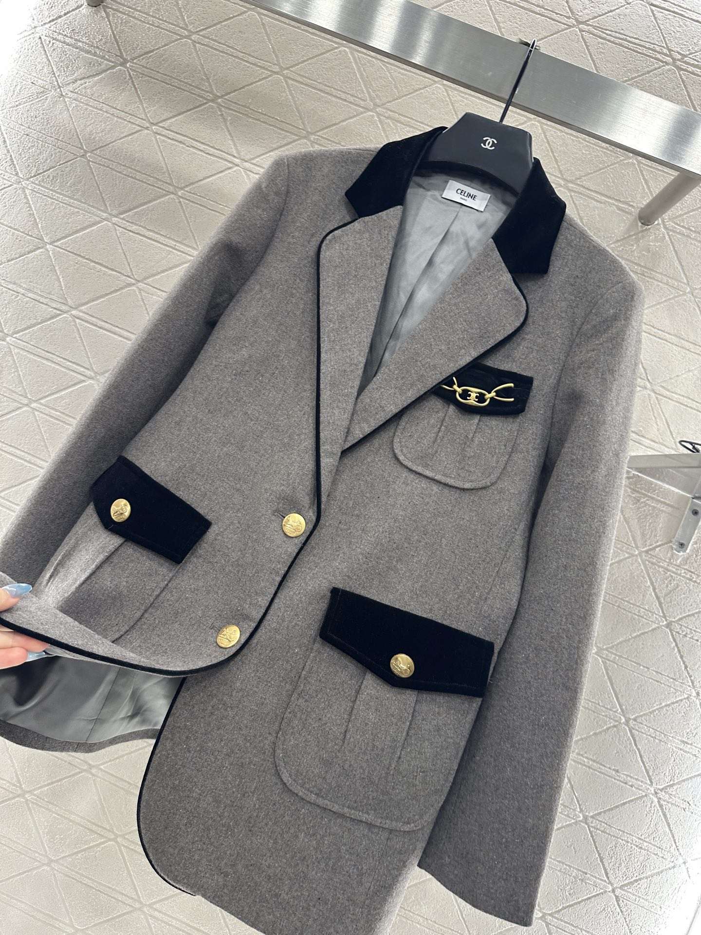 ♥Celin*♥2025新品上架 拼接丝绒领西装外套定制YB进口精仿羊毛材质，手感扎实，立挺御寒，呈现出