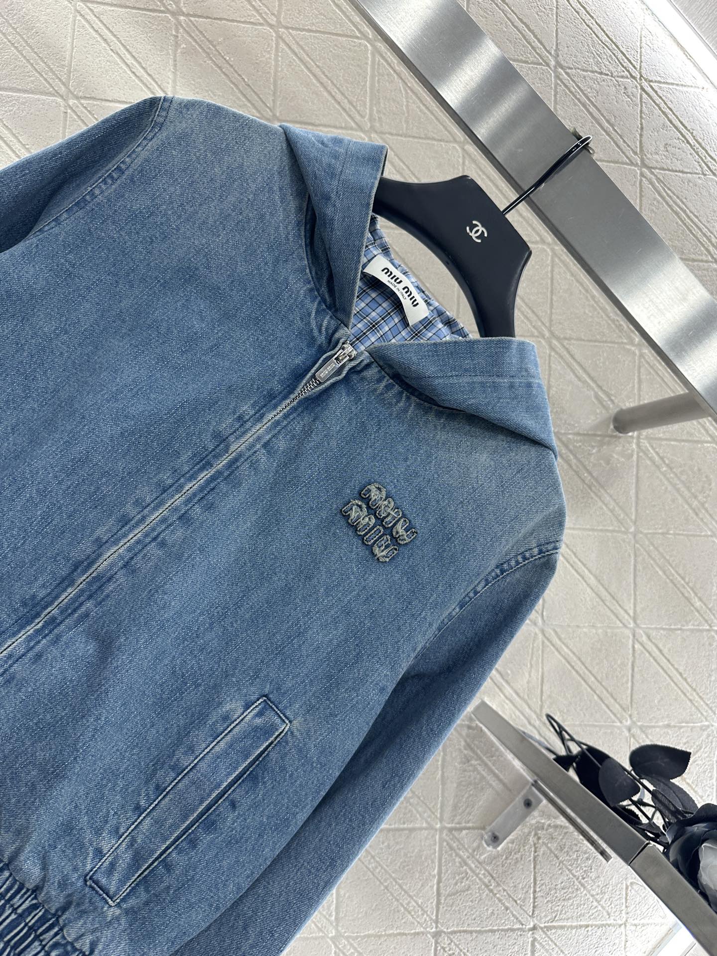 ♥Miumi*♥2025新品上架 连帽格纹牛仔外套定制YB斜纹棉牛仔材质，多重酵素水洗工艺，呈现做旧复古