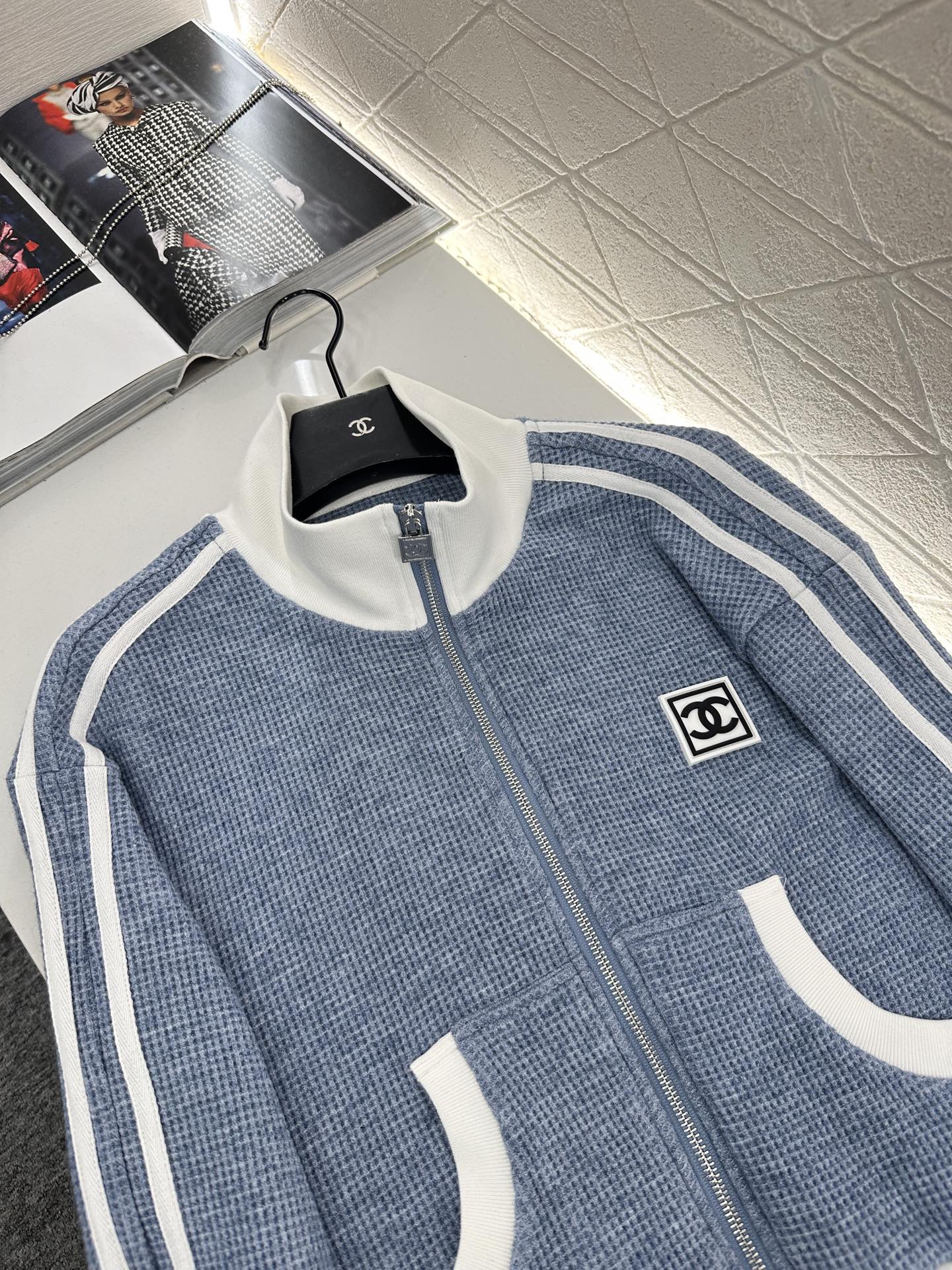 ♥Chane*♥2025新品上架 撞色夹克外套长裤套装定制YB进口材质，质感细腻，垂顺舒适，立领夹克外套