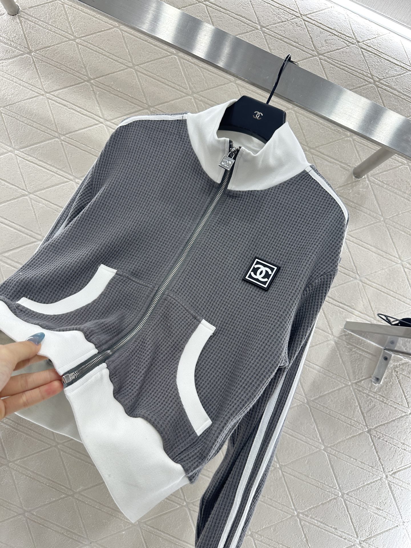 ♥Chane*♥2025新品上架 撞色夹克外套长裤套装定制YB进口材质，质感细腻，垂顺舒适，立领夹克外套