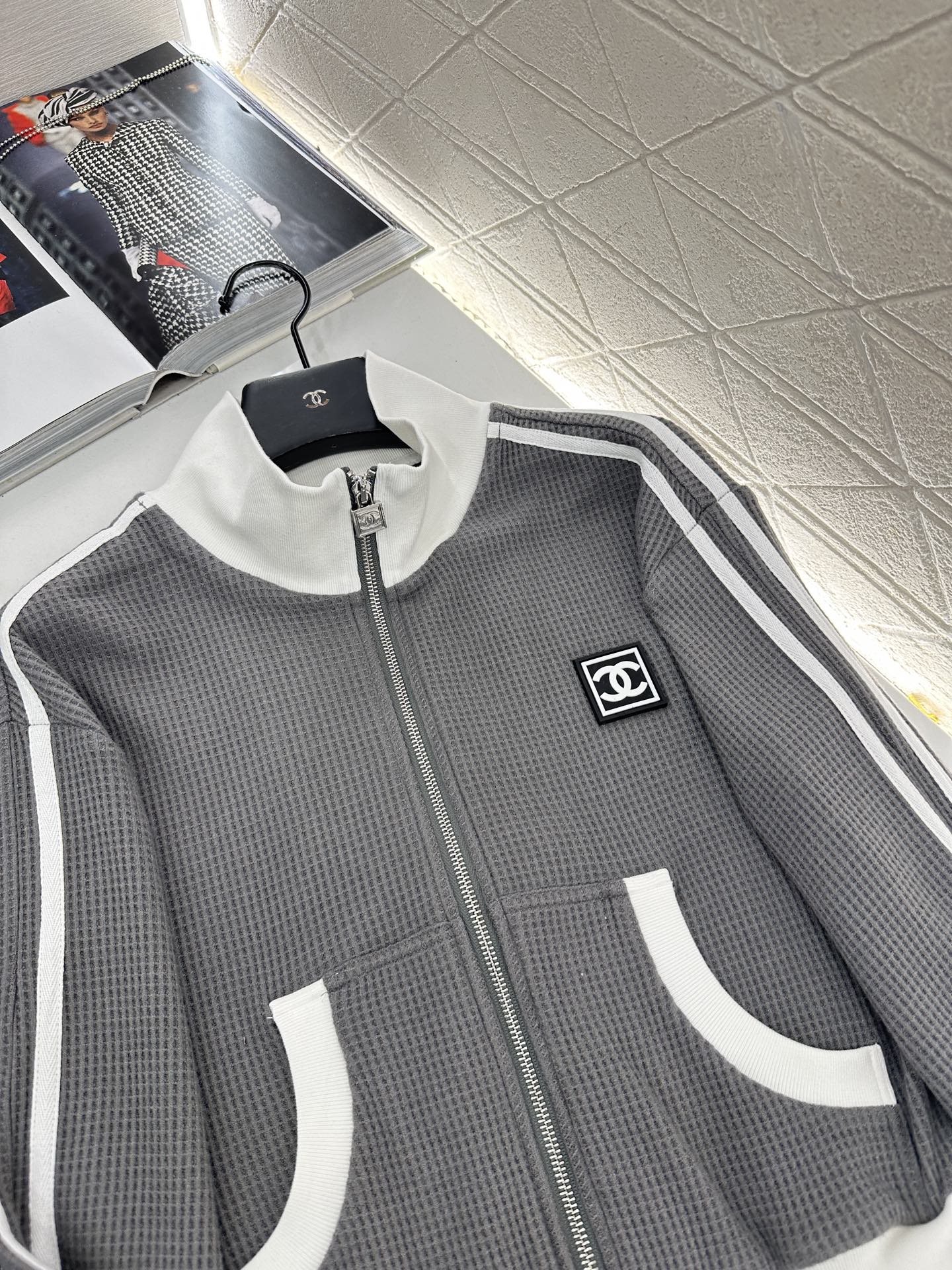 ♥Chane*♥2025新品上架 撞色夹克外套长裤套装定制YB进口材质，质感细腻，垂顺舒适，立领夹克外套